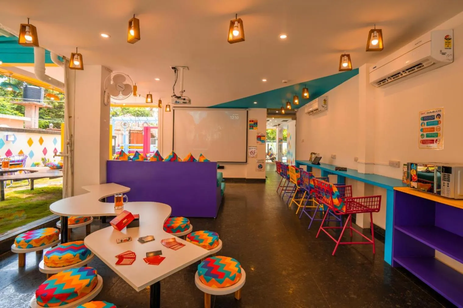 Communal lounge/ TV room in goSTOPS Goa, Baga