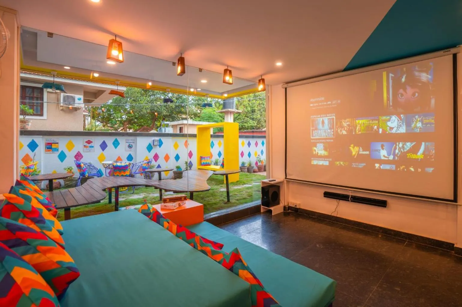 Communal lounge/ TV room in goSTOPS Goa, Baga