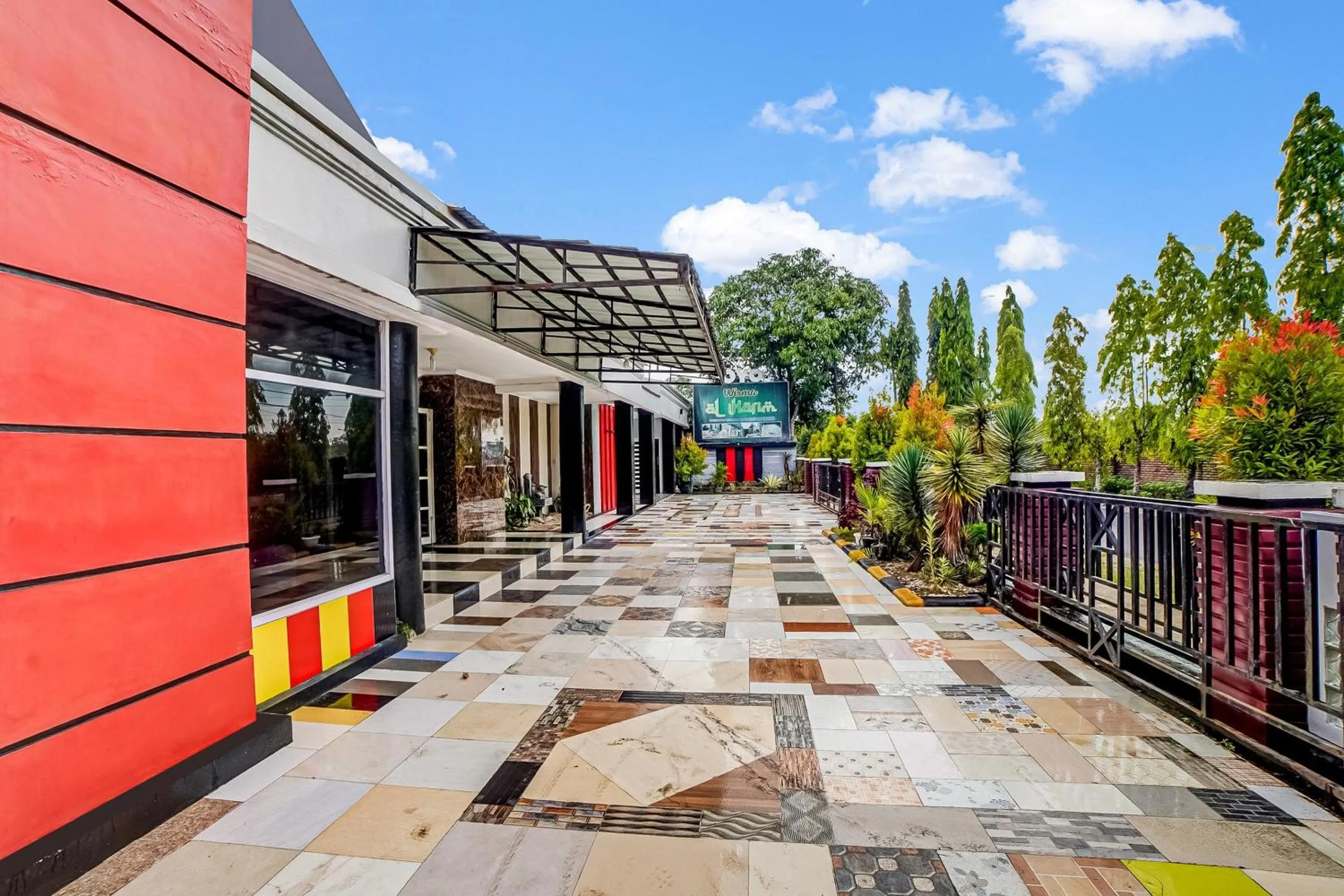 Facade/entrance in Hotel O Al Karim Syariah