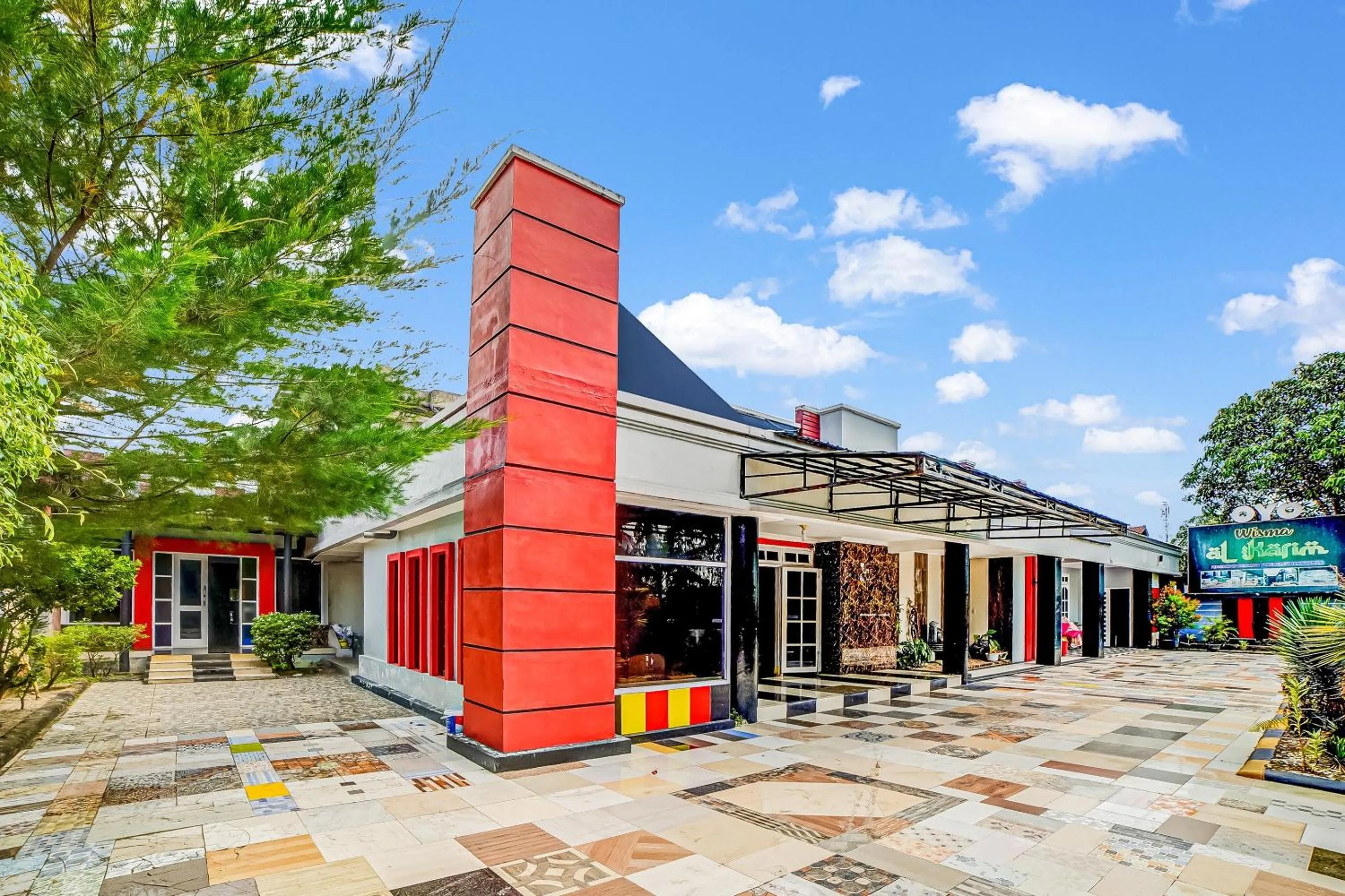 Facade/entrance in Hotel O Al Karim Syariah