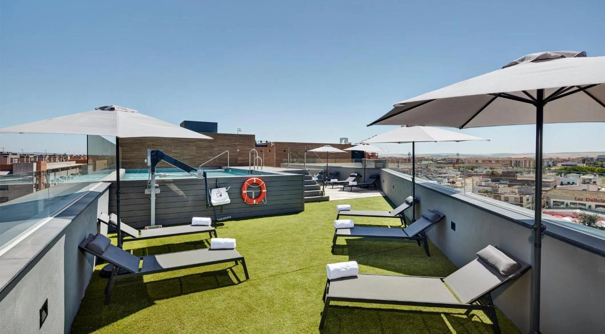 Swimming pool in Sercotel Córdoba Delicias