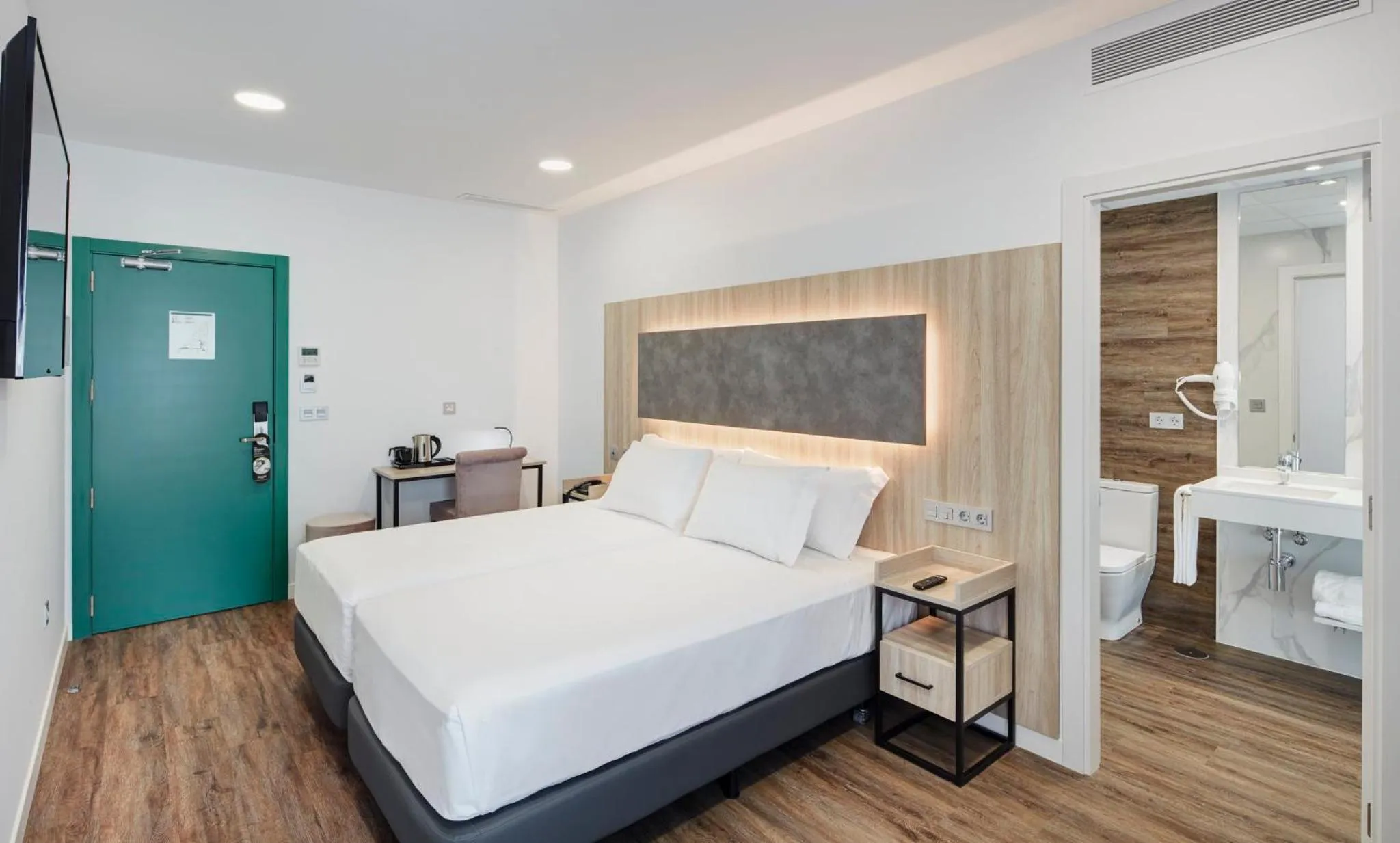 Photo of the whole room, Bed in Sercotel Córdoba Delicias