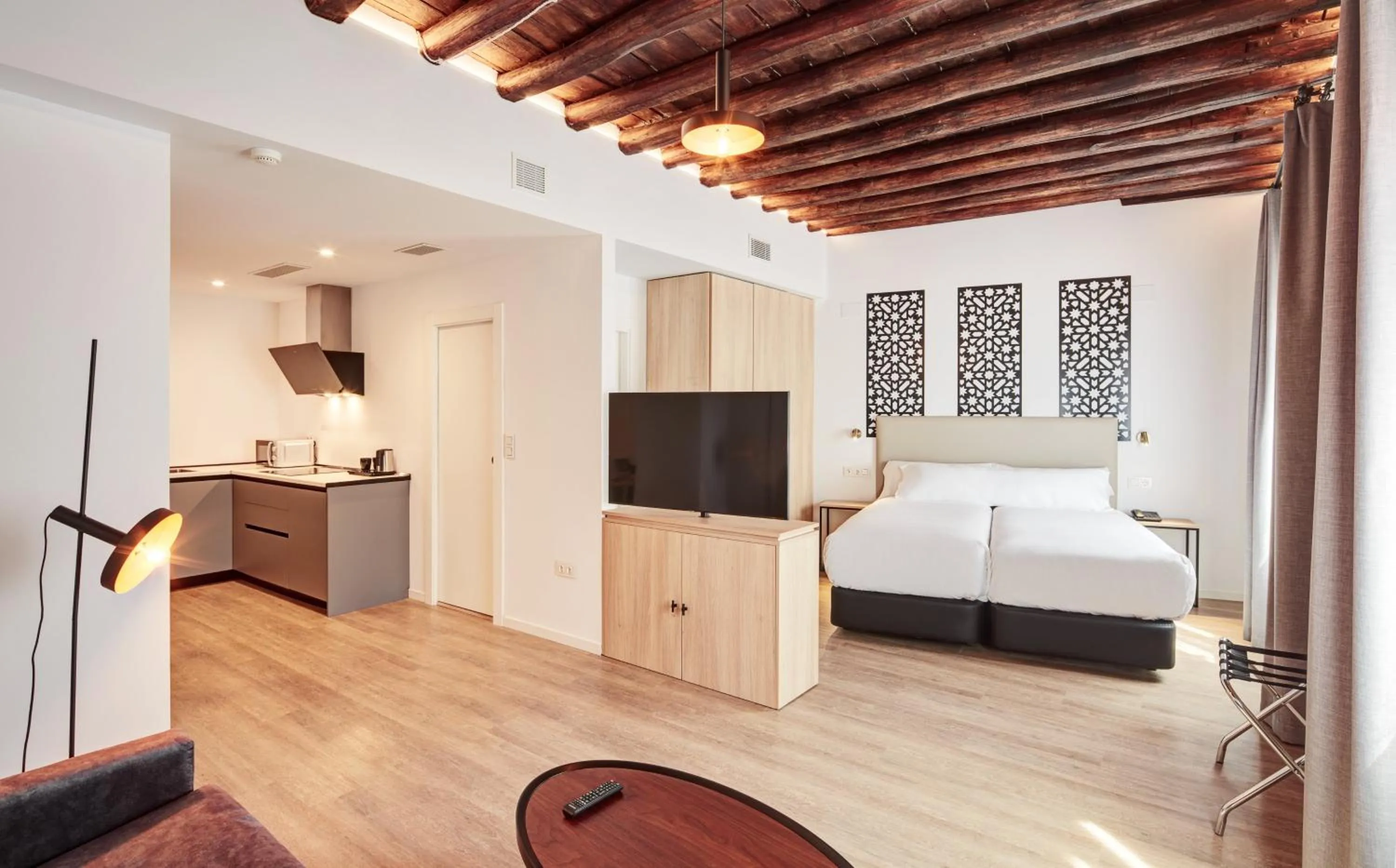 Photo of the whole room, Bed in Sercotel Granada Suites