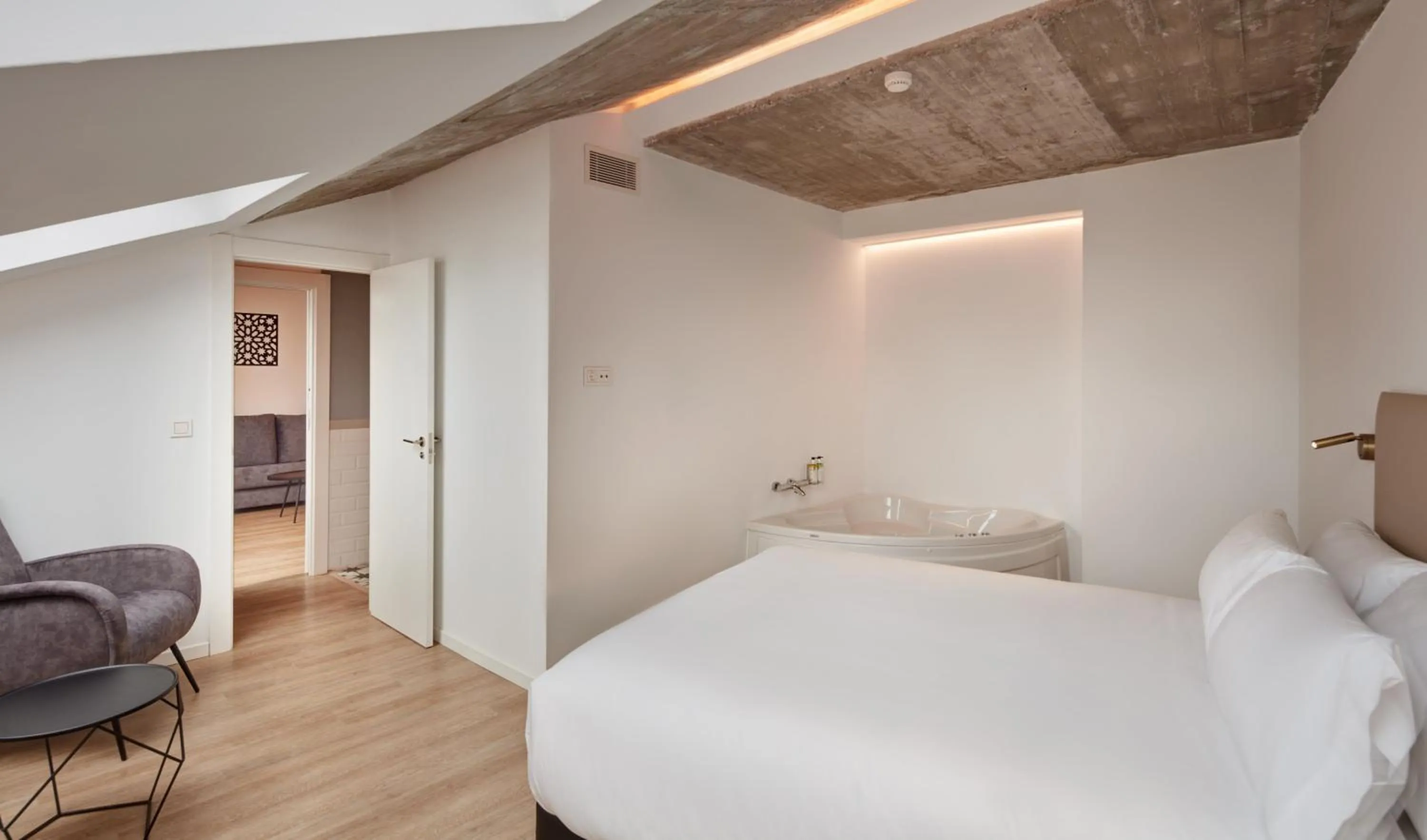 Photo of the whole room, Bed in Sercotel Granada Suites