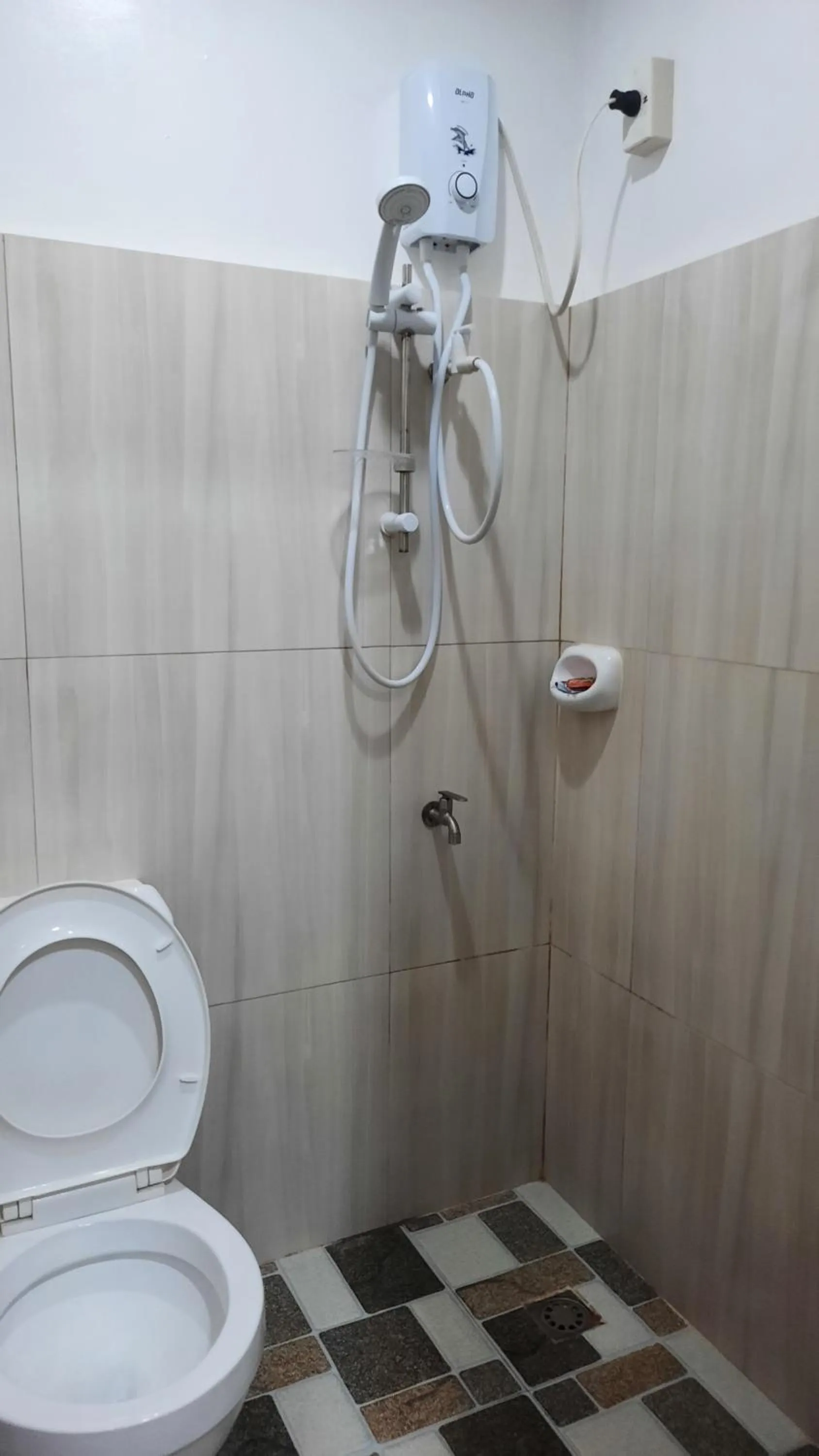 Shower in Lolo Panding Inn