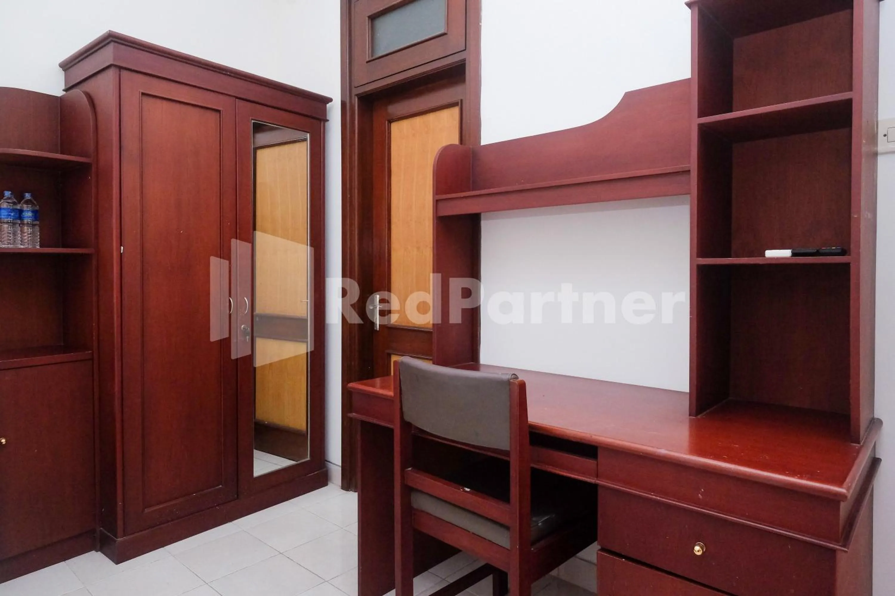 wardrobe in Griya Fatima Mitra RedDoorz near UGM