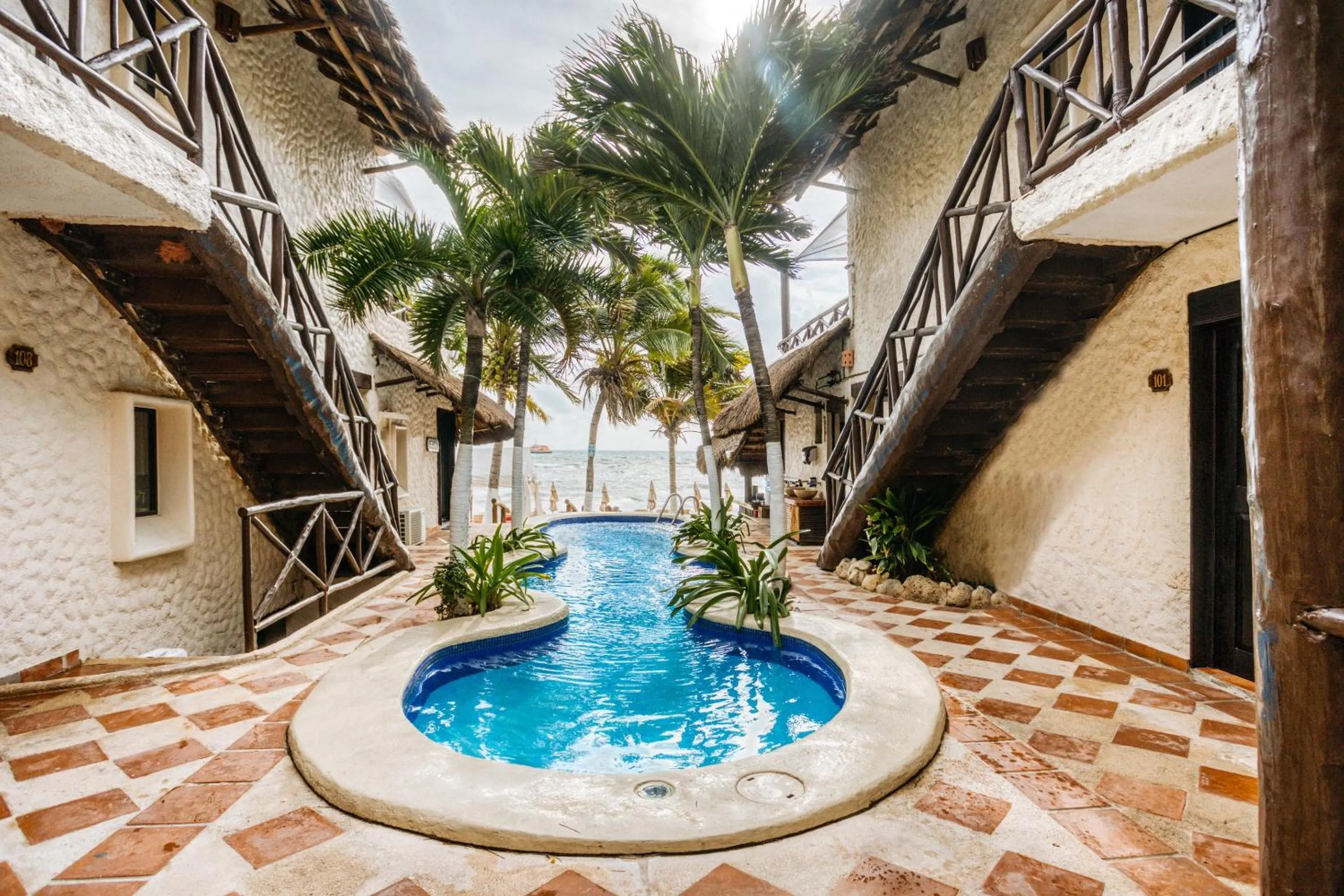 Swimming pool in Capital O Mimi Del Mar, Playa del Carmen