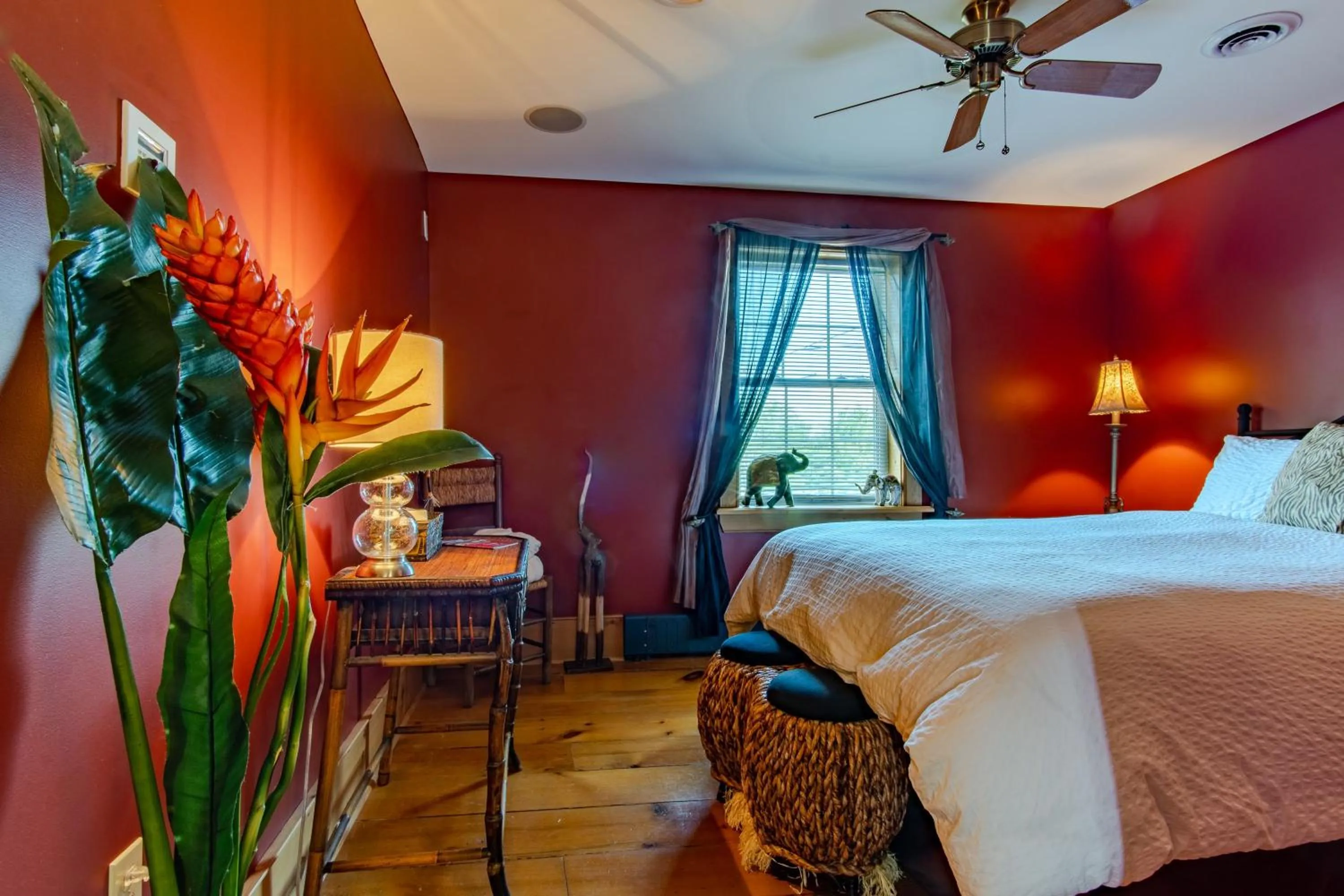 Bed in Emilyville Inn