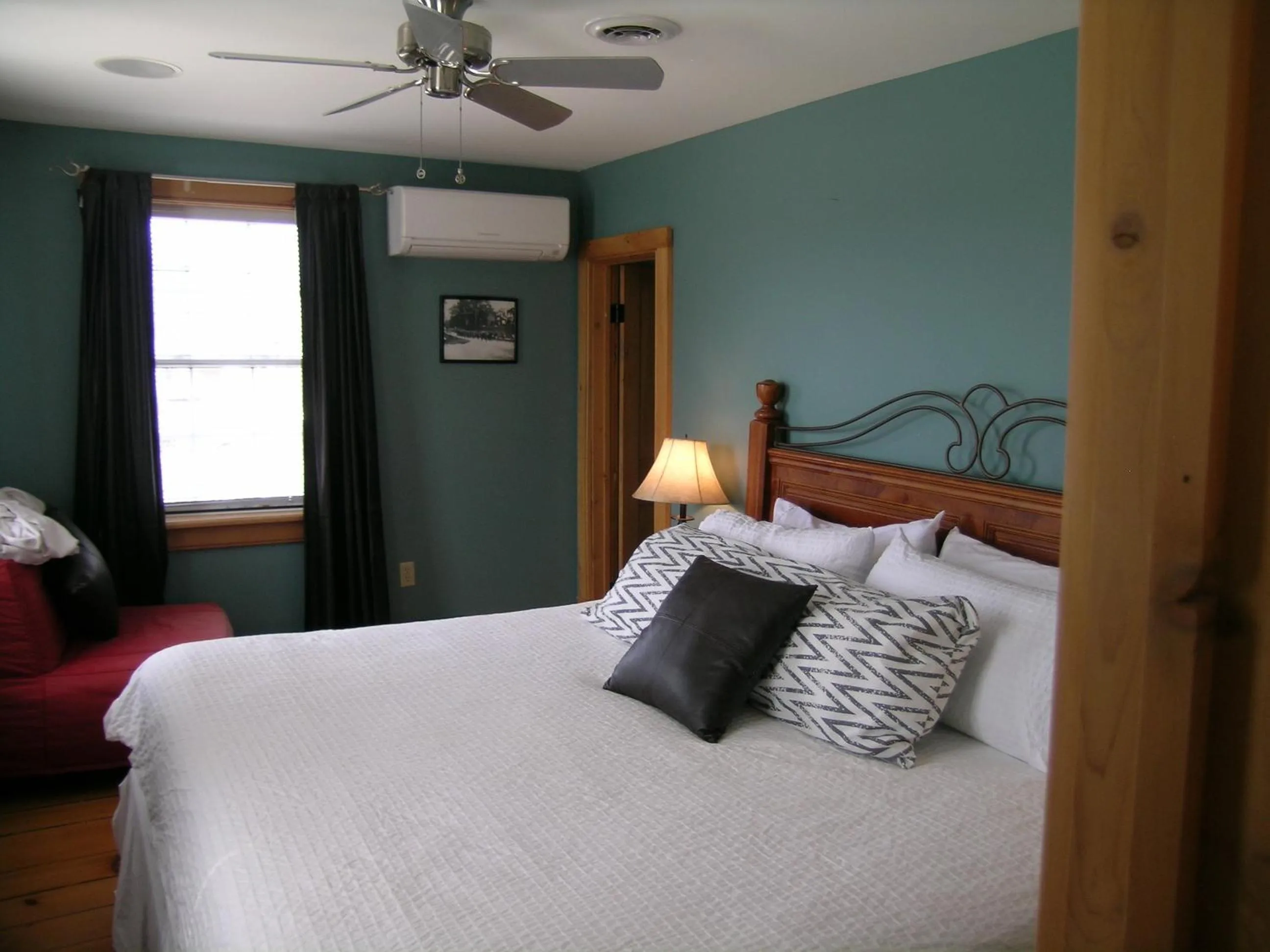 Photo of the whole room, Bed in Emilyville Inn