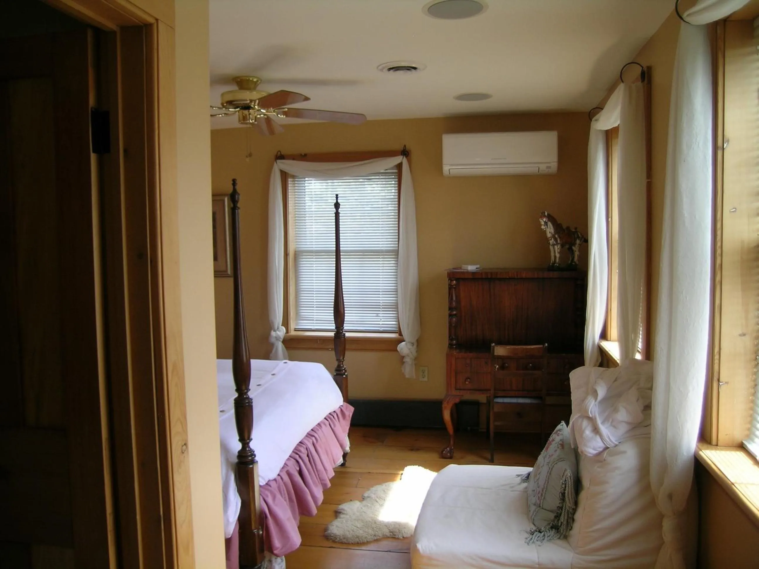 Photo of the whole room, Bed in Emilyville Inn