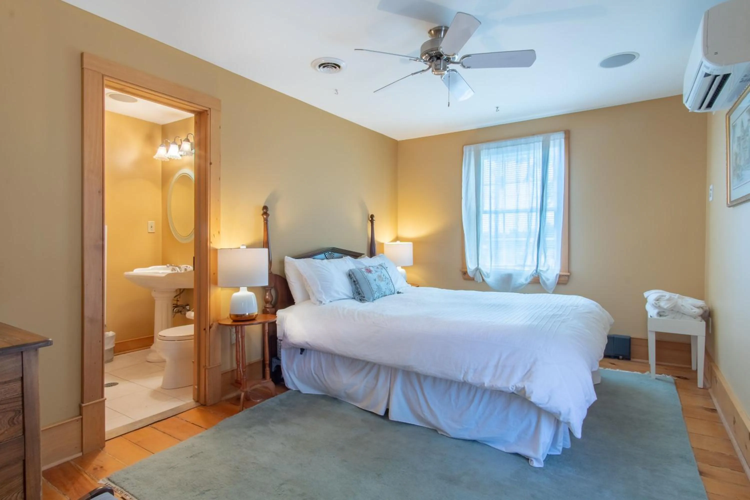 Bed in Emilyville Inn