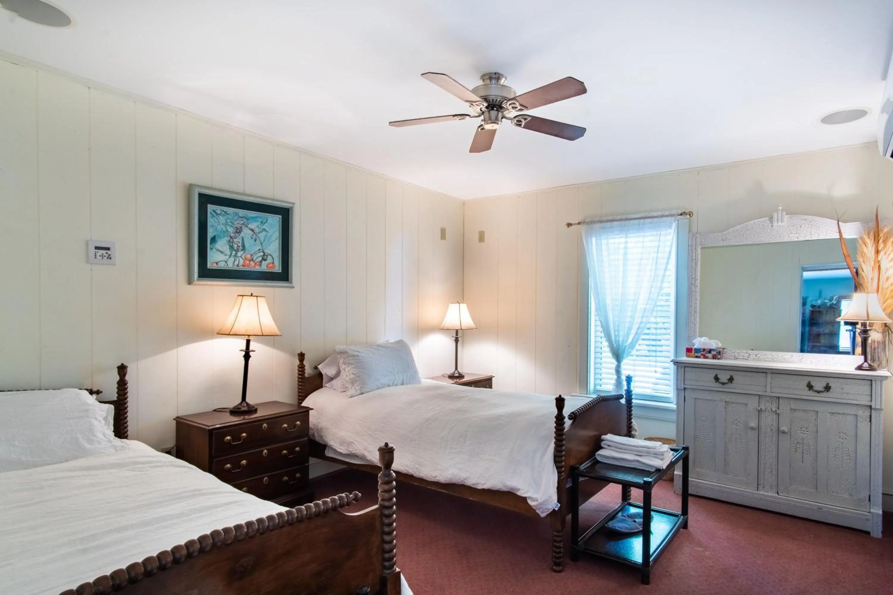 Photo of the whole room, Bed in Emilyville Inn