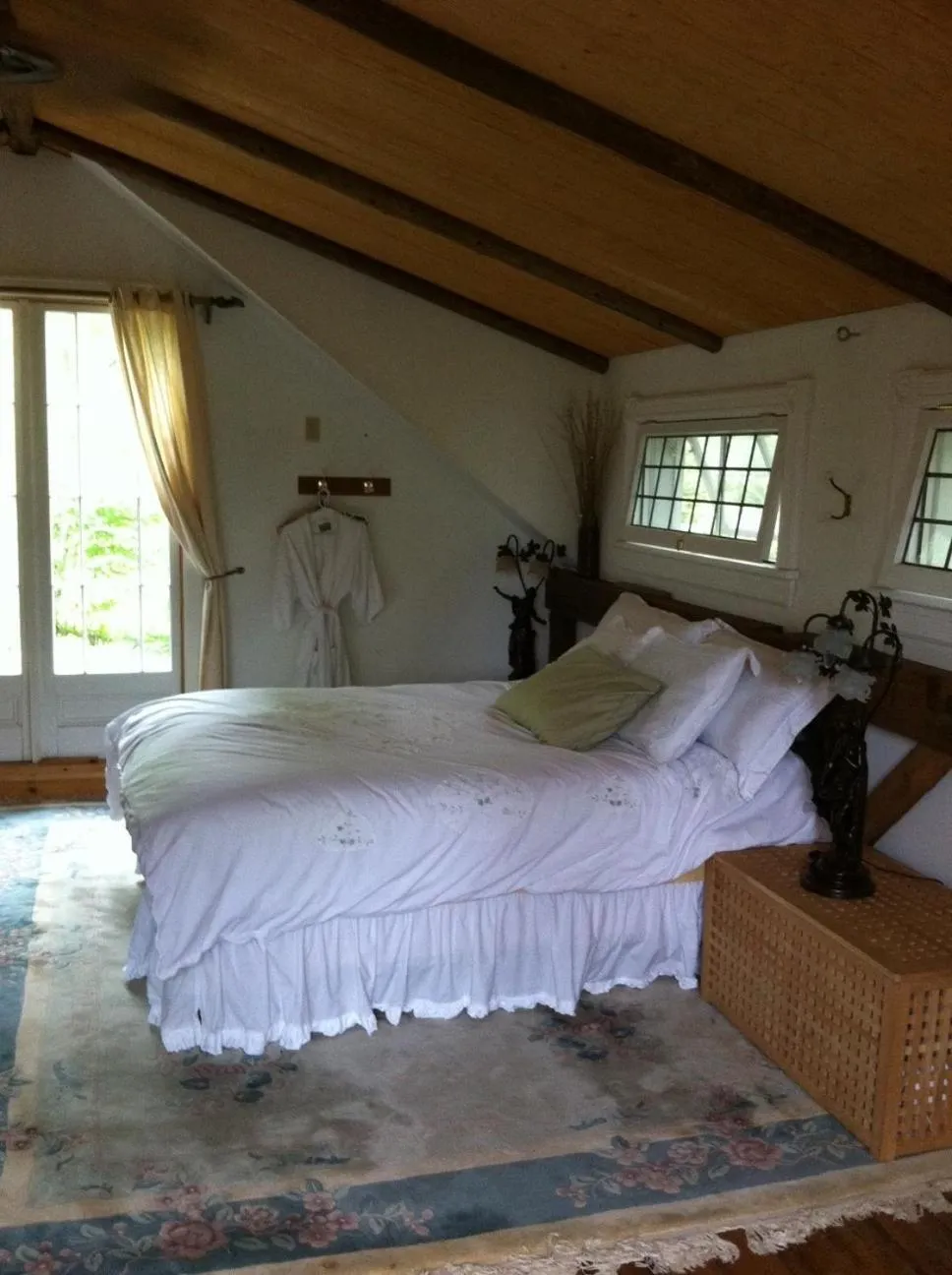 Bedroom, Bed in Windswept on the Trent