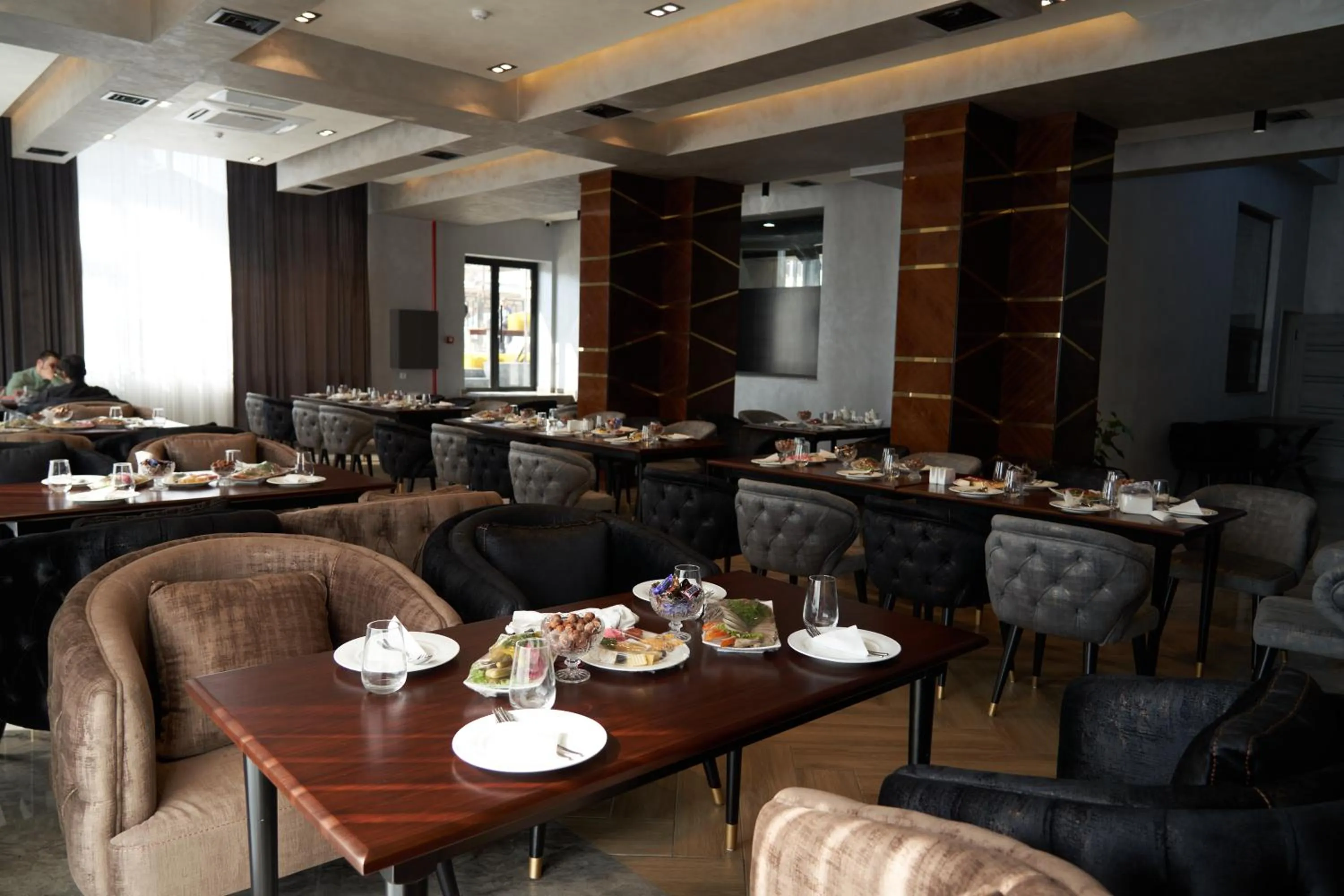 Restaurant/places to eat in UNIQUE HOTEL