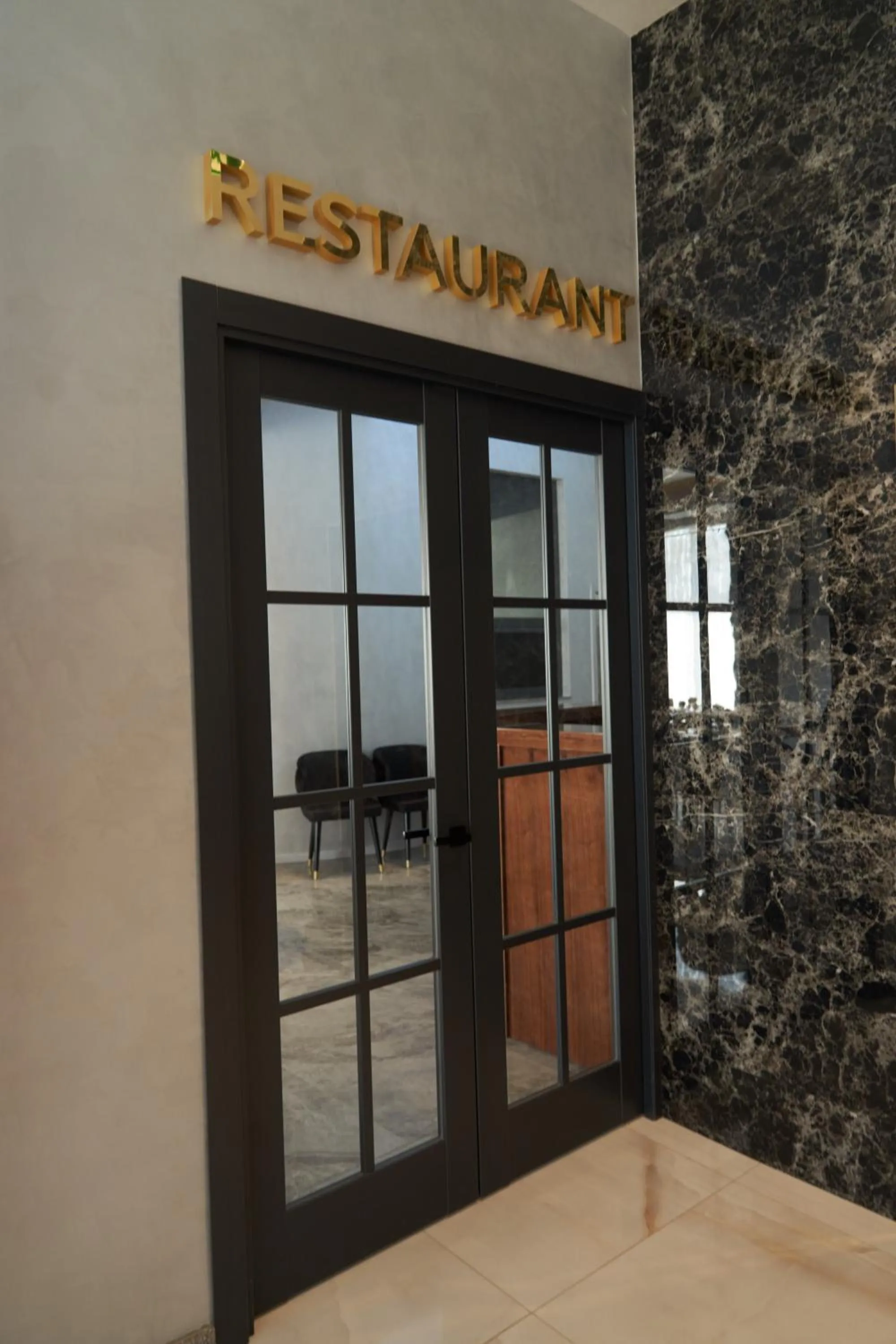 Restaurant/places to eat in UNIQUE HOTEL