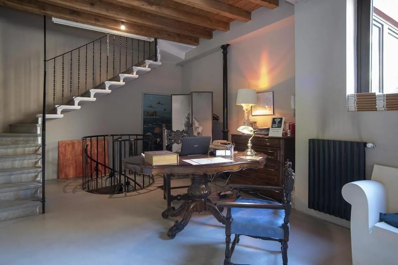 LT - Room's Bed & Living