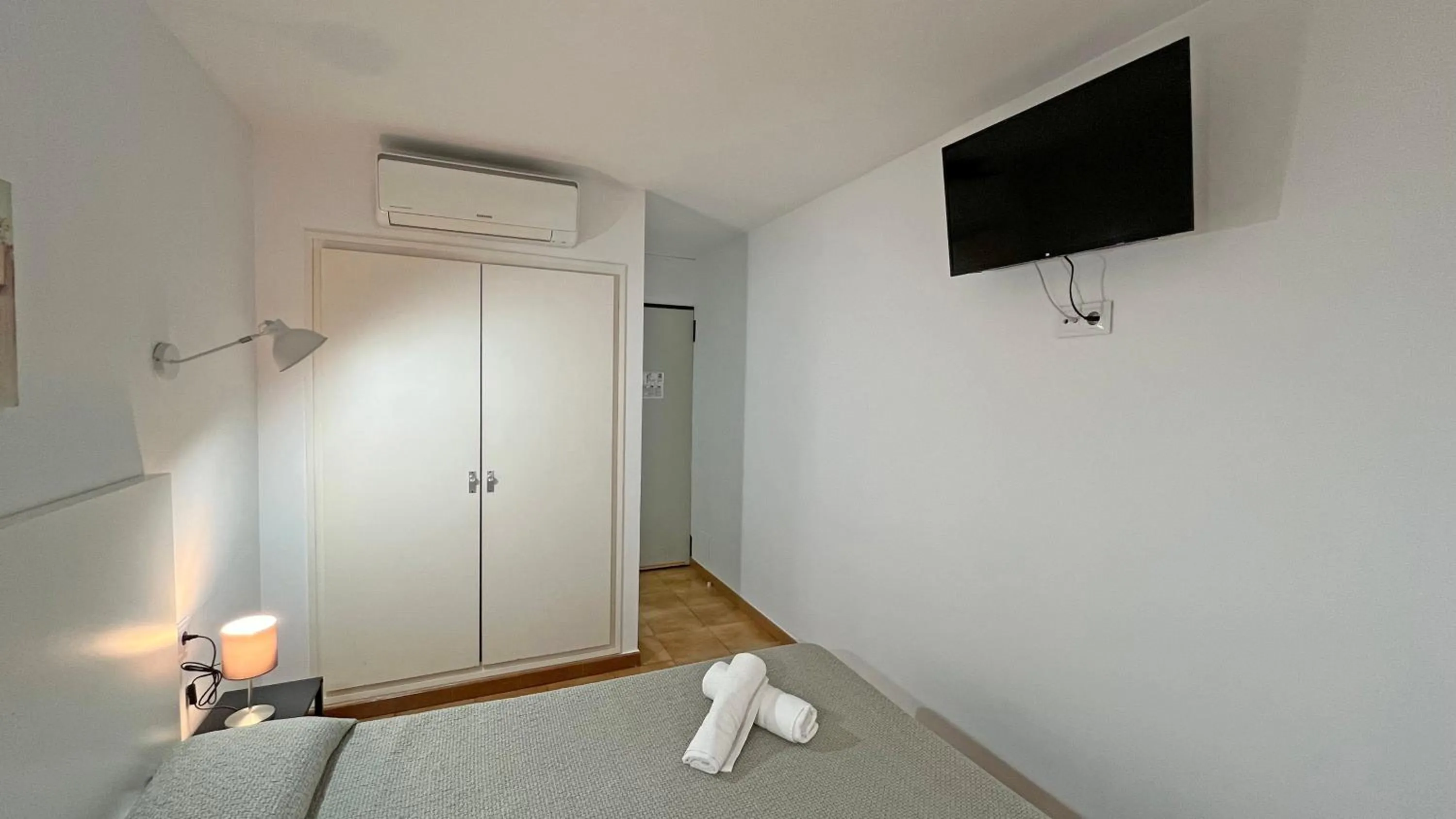 Photo of the whole room in Hostal La Premsa