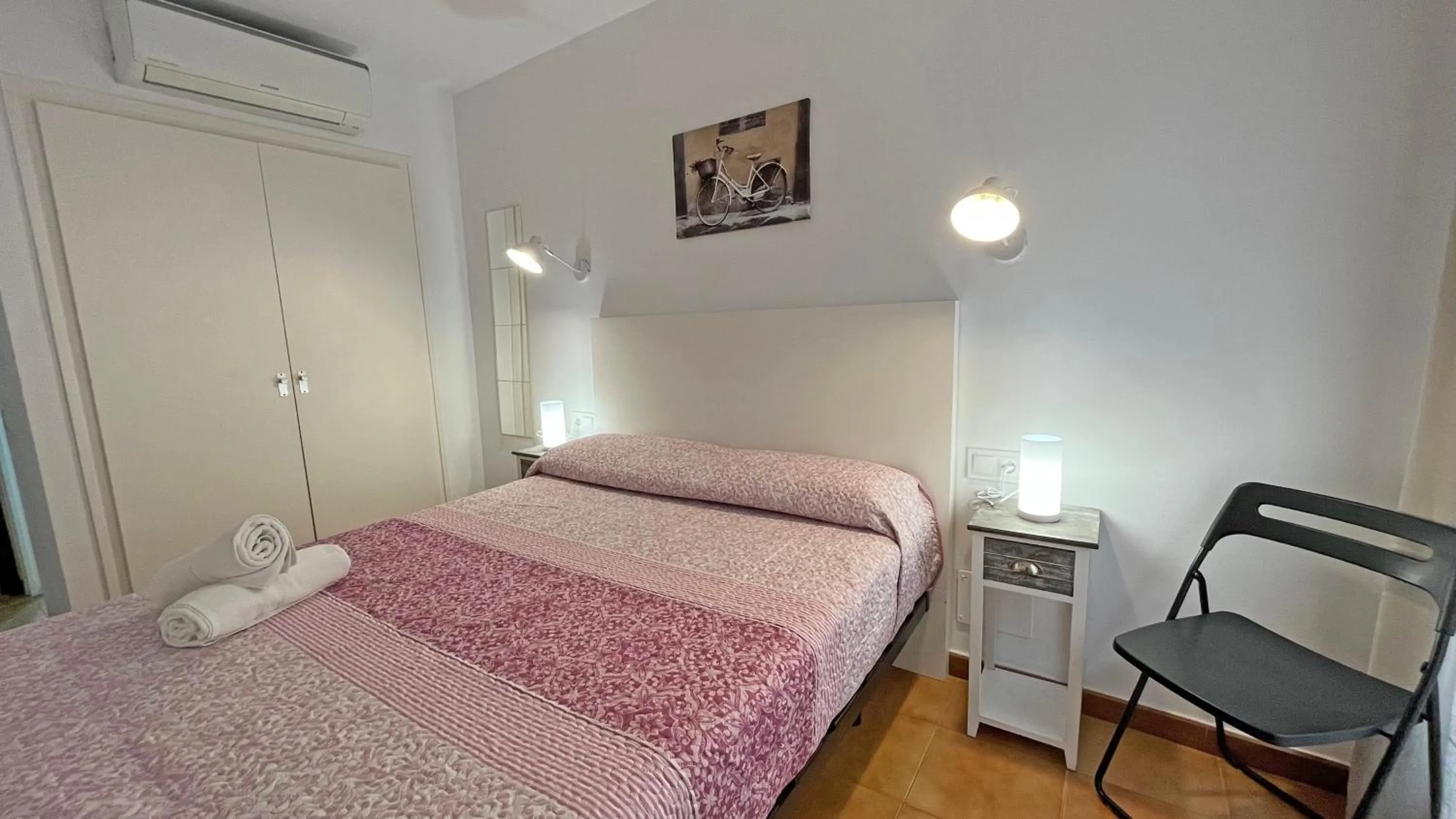 Photo of the whole room, Bed in Hostal La Premsa