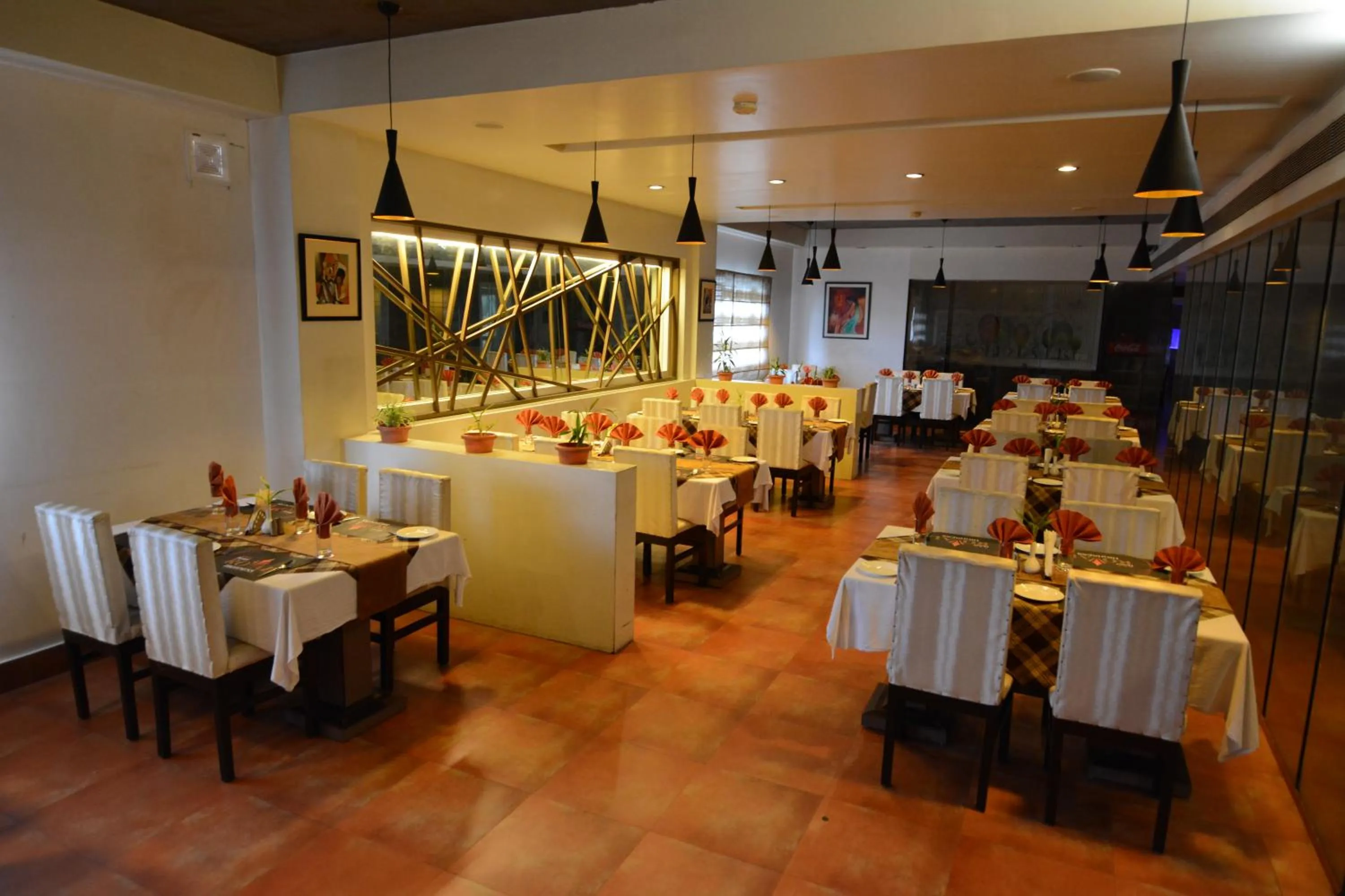 Restaurant/places to eat in Hotel Royal Highness