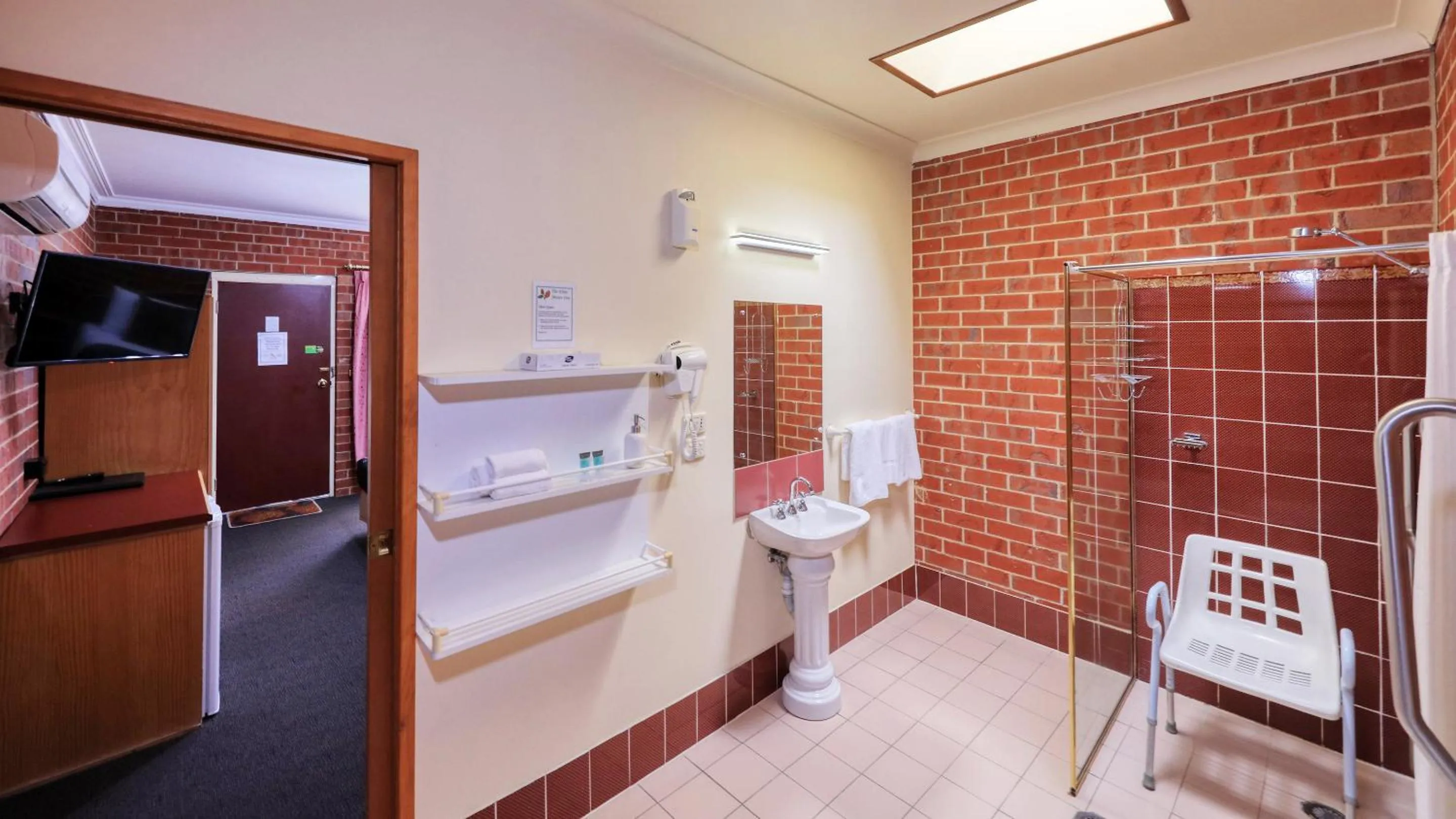 Shower in Elms Motor Inn