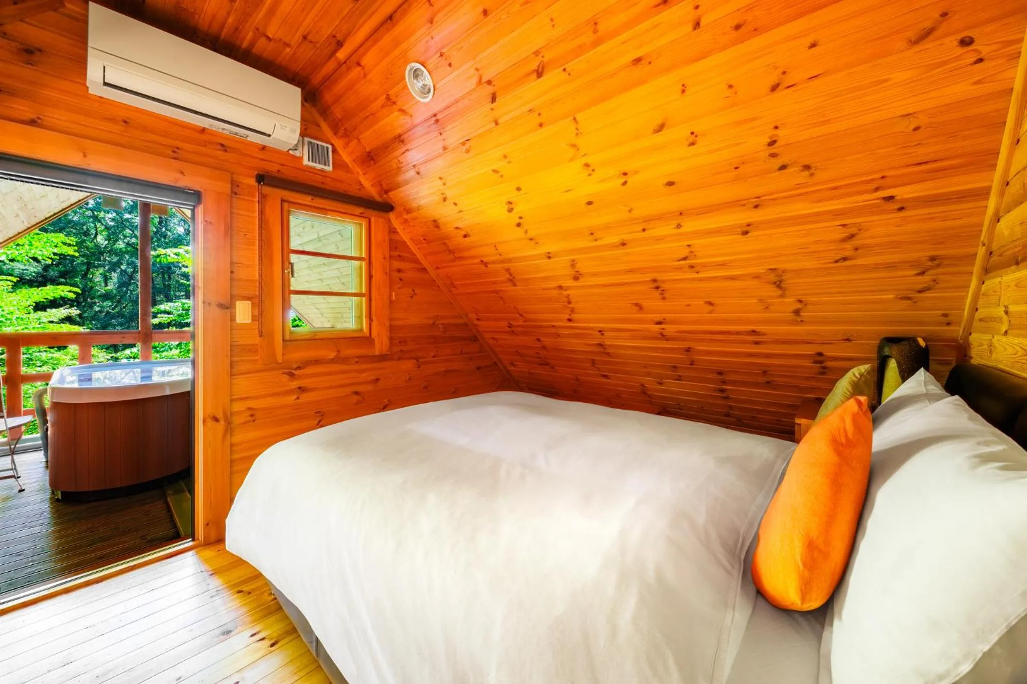 Bed in Phoenix Chalets by HHG