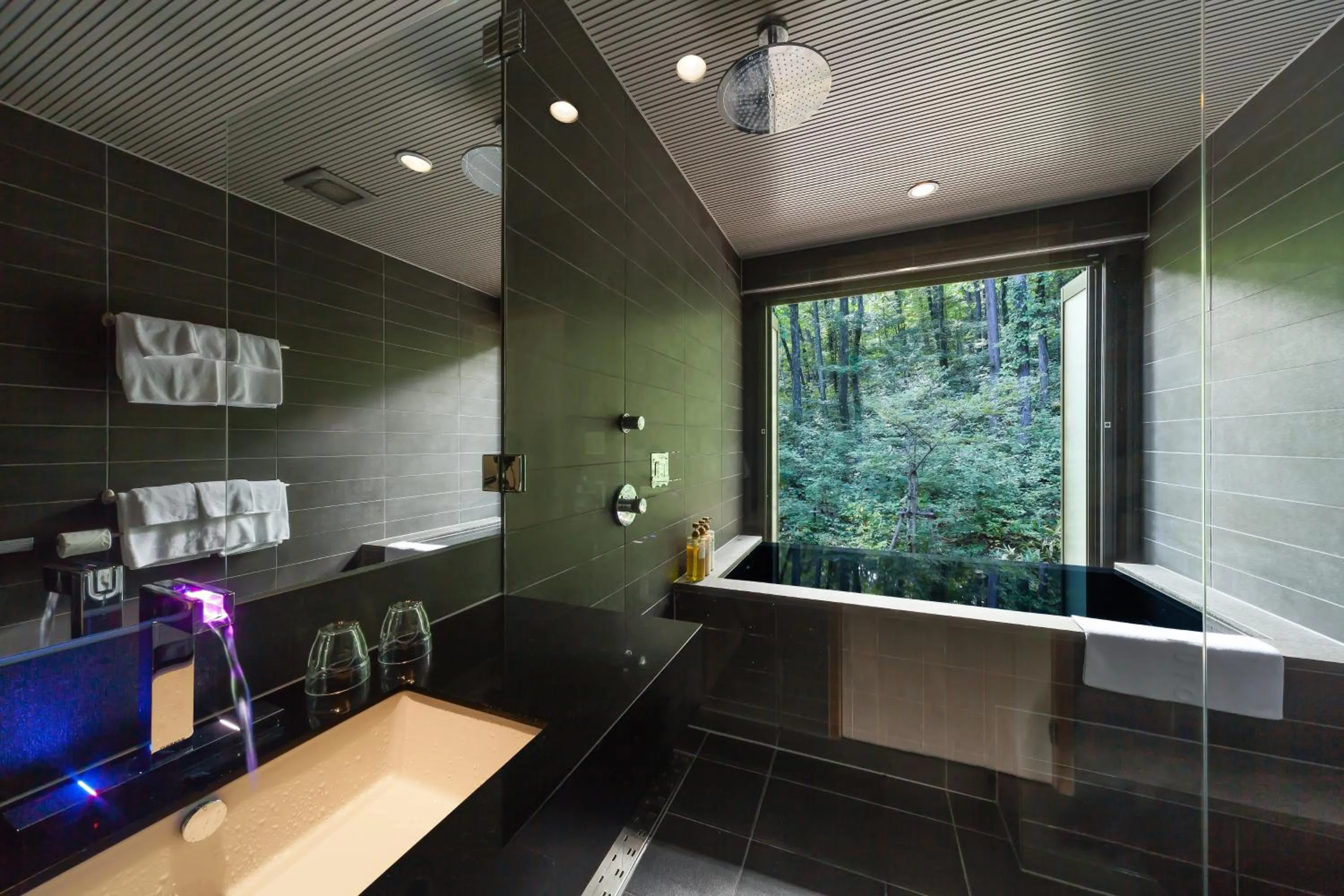 Bath in Phoenix Chalets by HHG