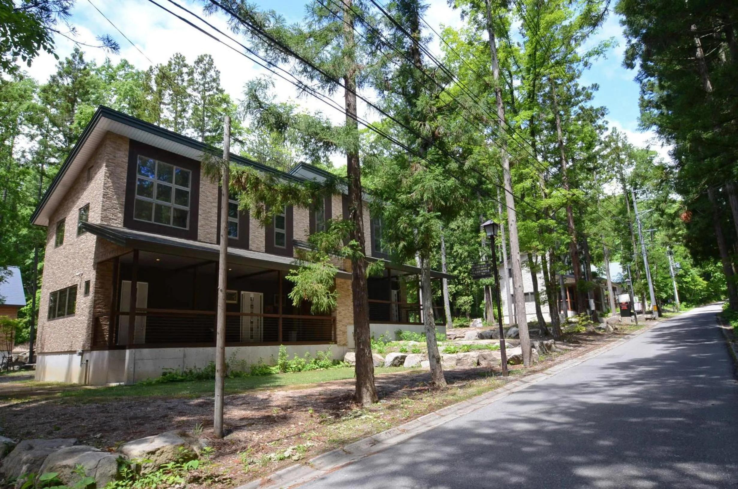 Facade/entrance in Phoenix Chalets by HHG