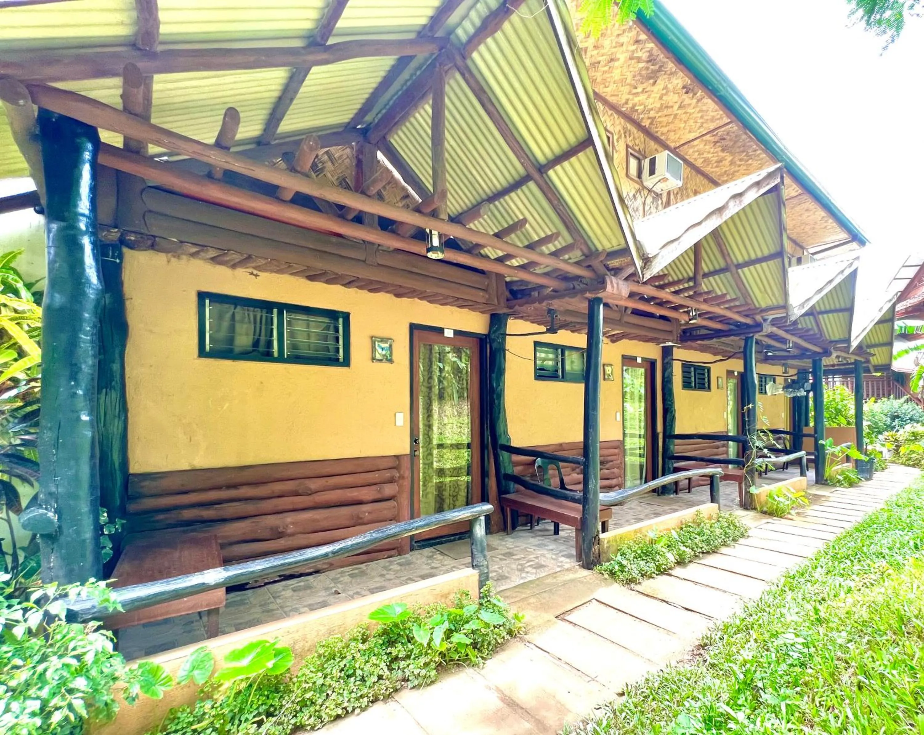 Property Building in Novie's Tourist Inn