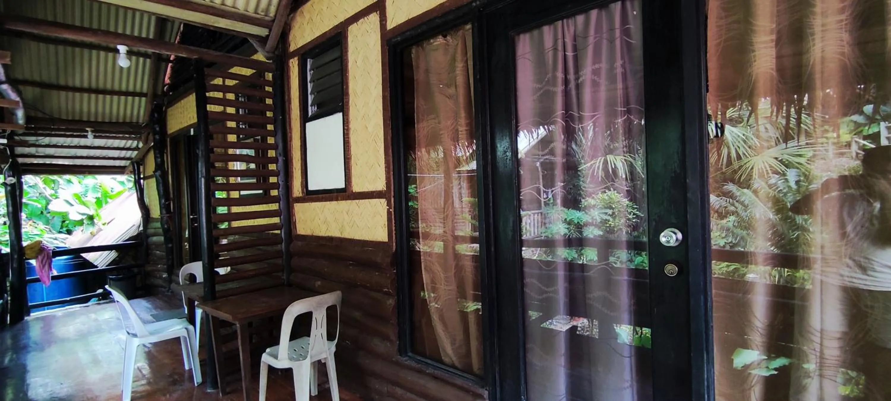 Dining area in Novie's Tourist Inn