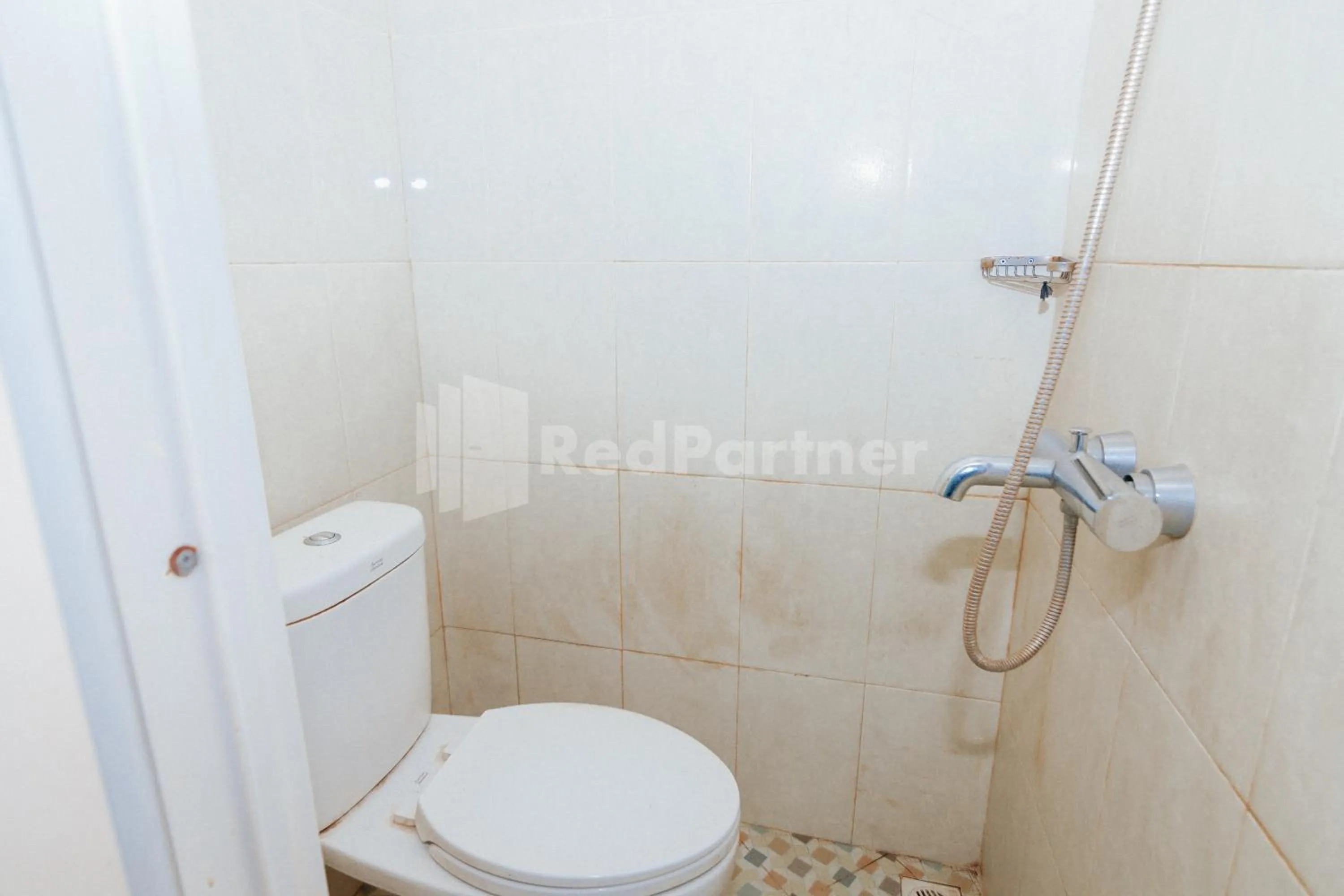 Bathroom in OYO 94494 Krekot Residence Pasar Baru COO Property