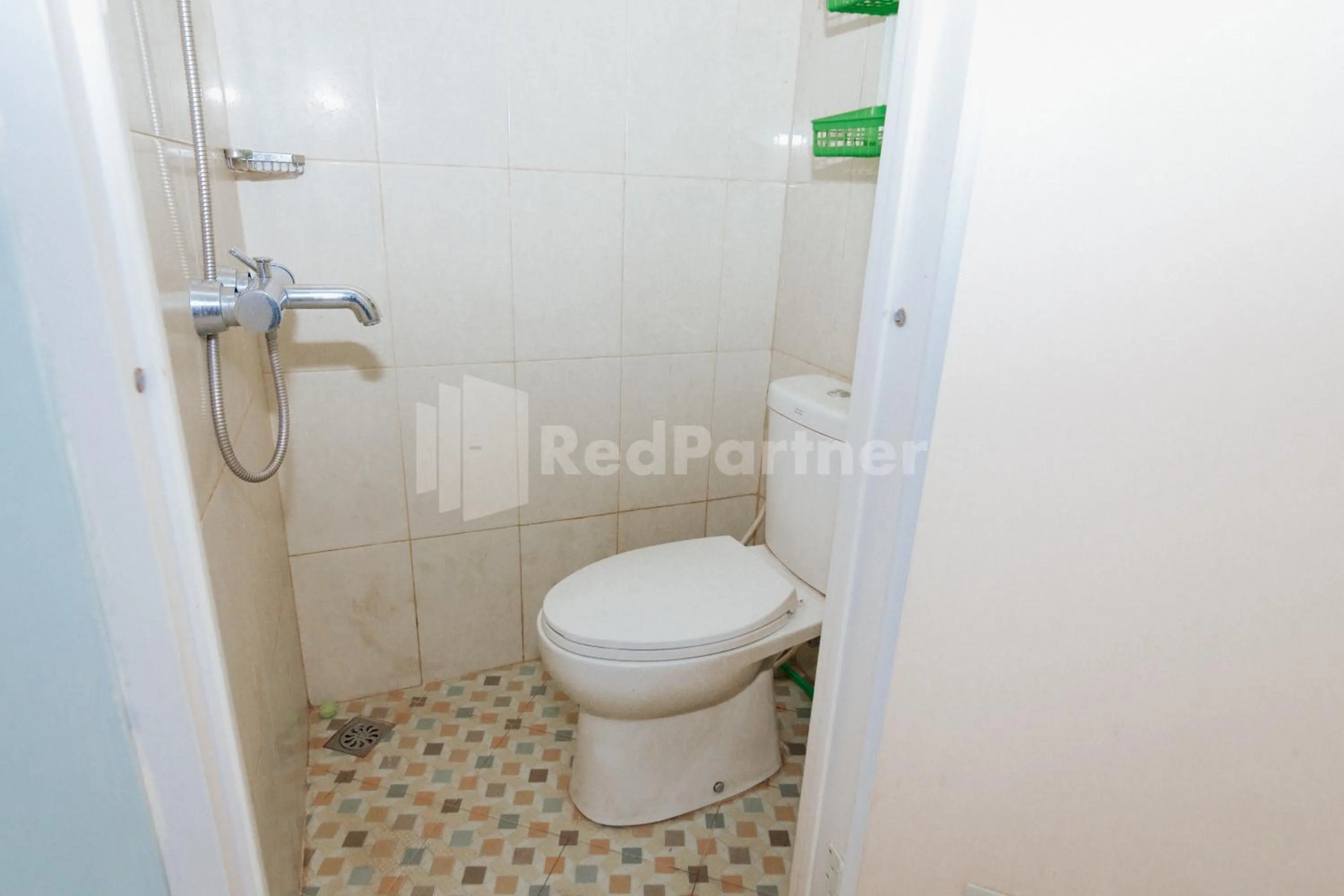 Bathroom in OYO 94494 Krekot Residence Pasar Baru COO Property