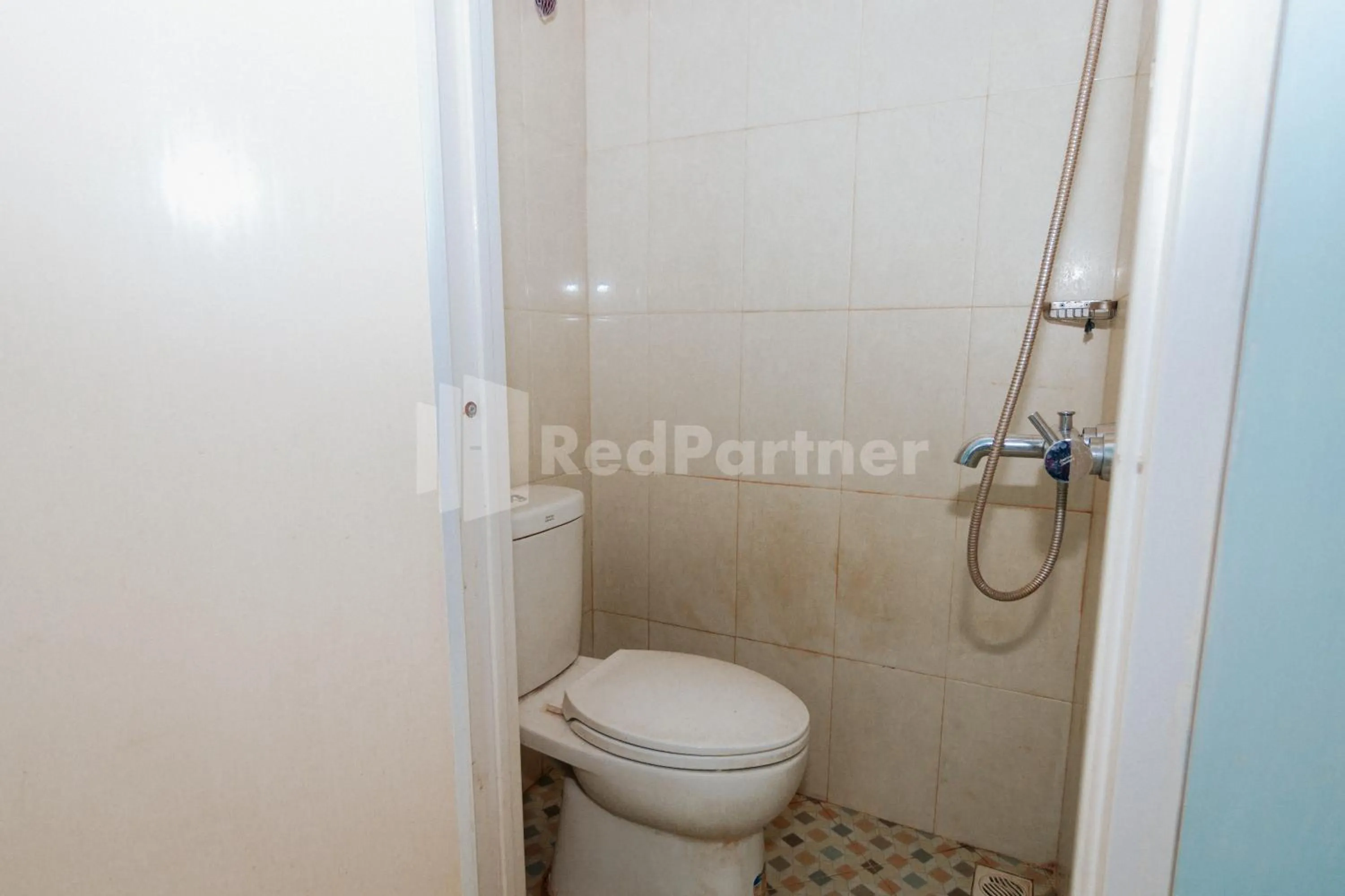 Bathroom in OYO 94494 Krekot Residence Pasar Baru COO Property