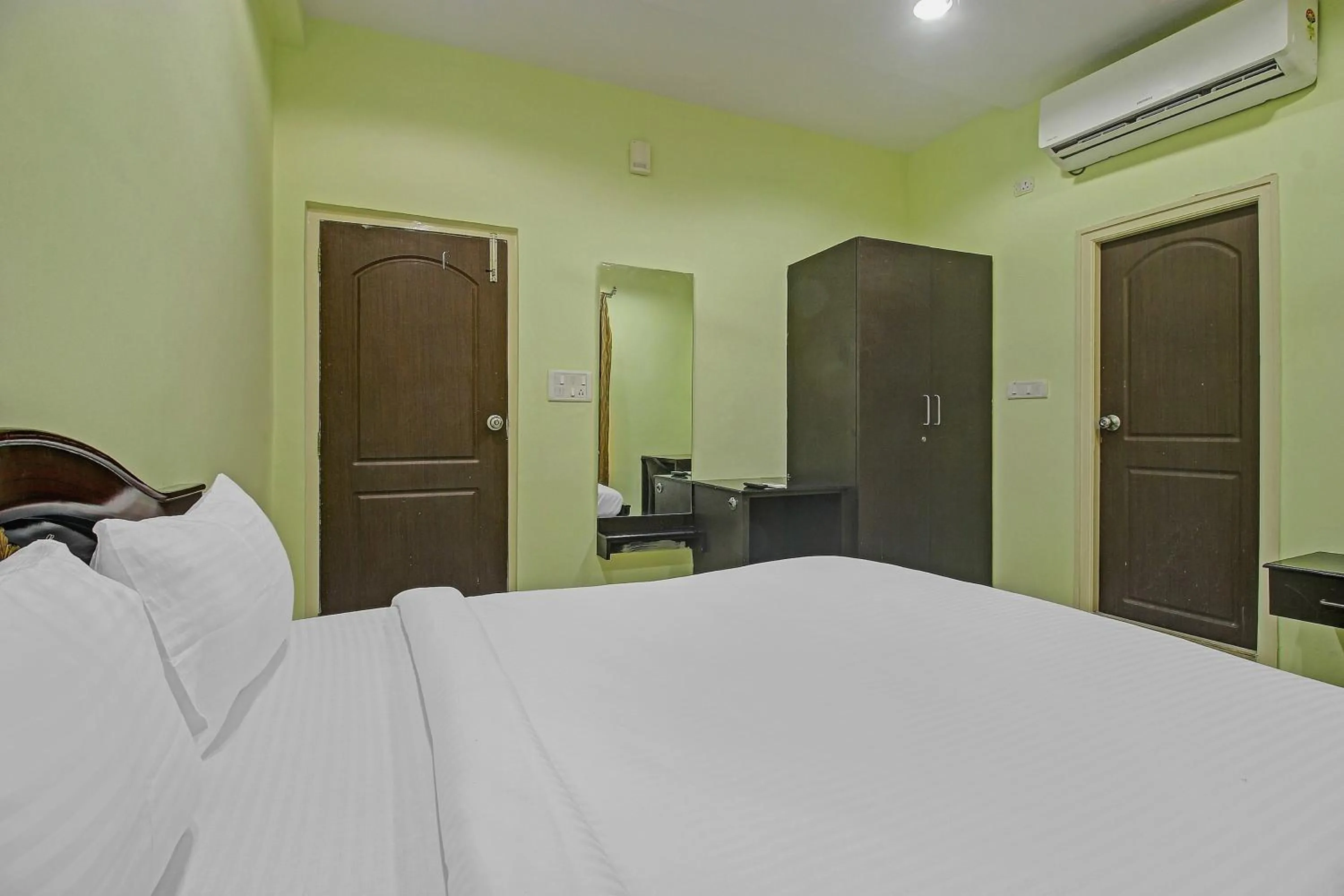 Bedroom, Bed in Hotel O Sri Residency Near Hyderabad Central