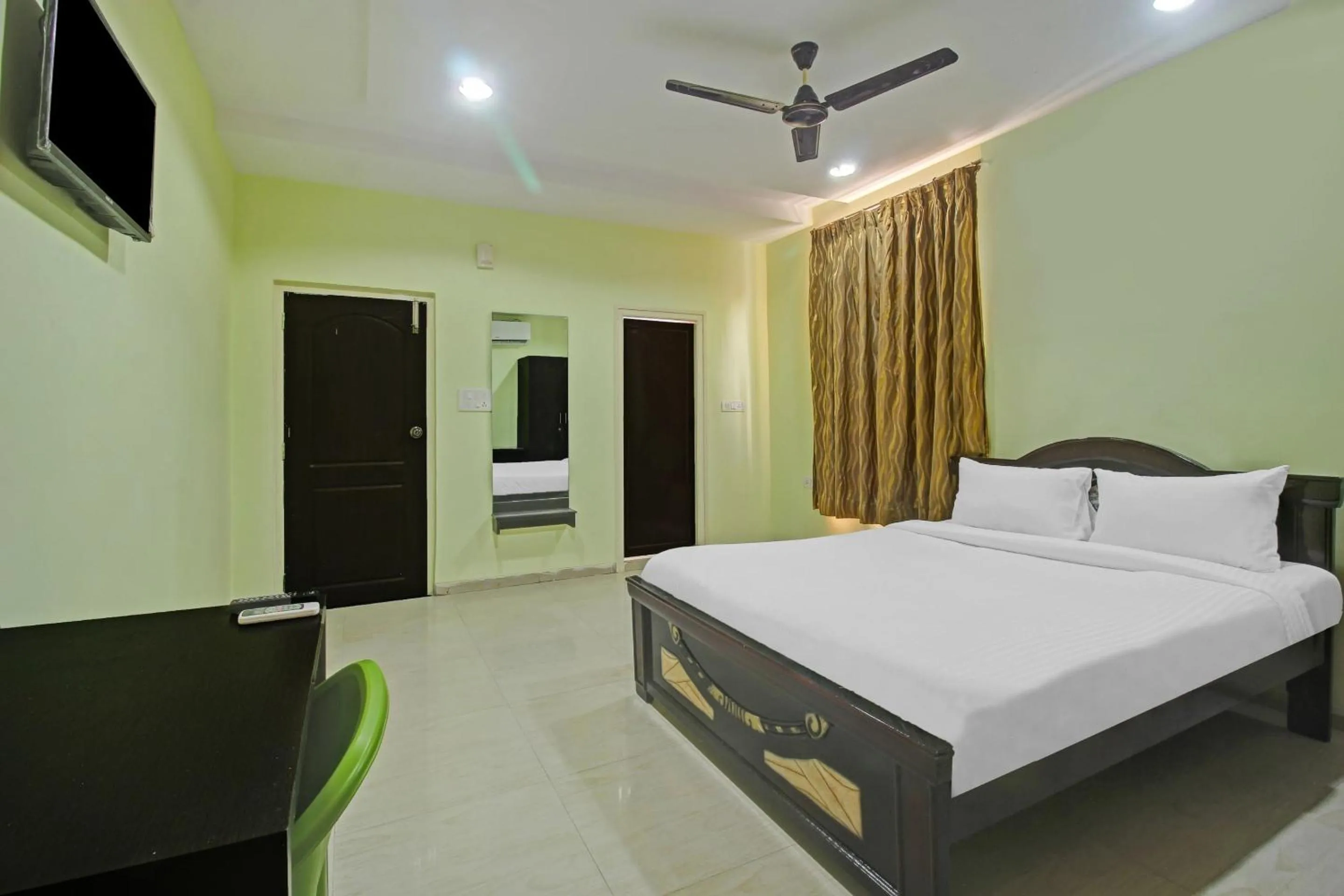 Bedroom, Bed in Hotel O Sri Residency Near Hyderabad Central