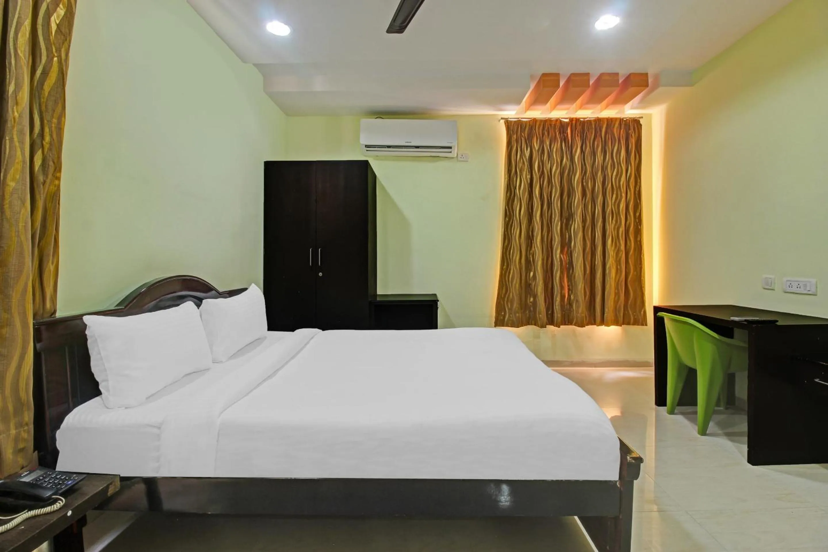 Bedroom, Bed in Hotel O Sri Residency Near Hyderabad Central