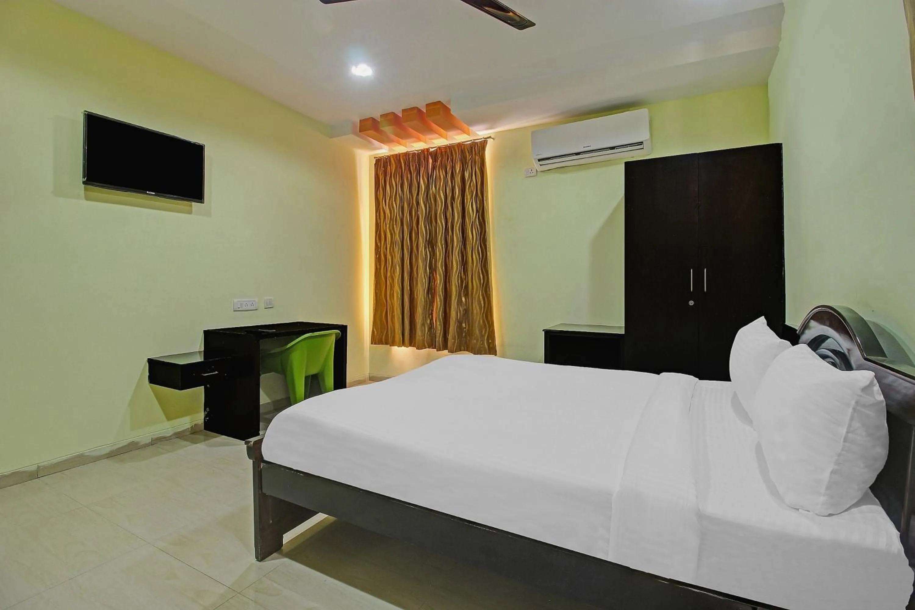 Bedroom, Bed in Hotel O Sri Residency Near Hyderabad Central