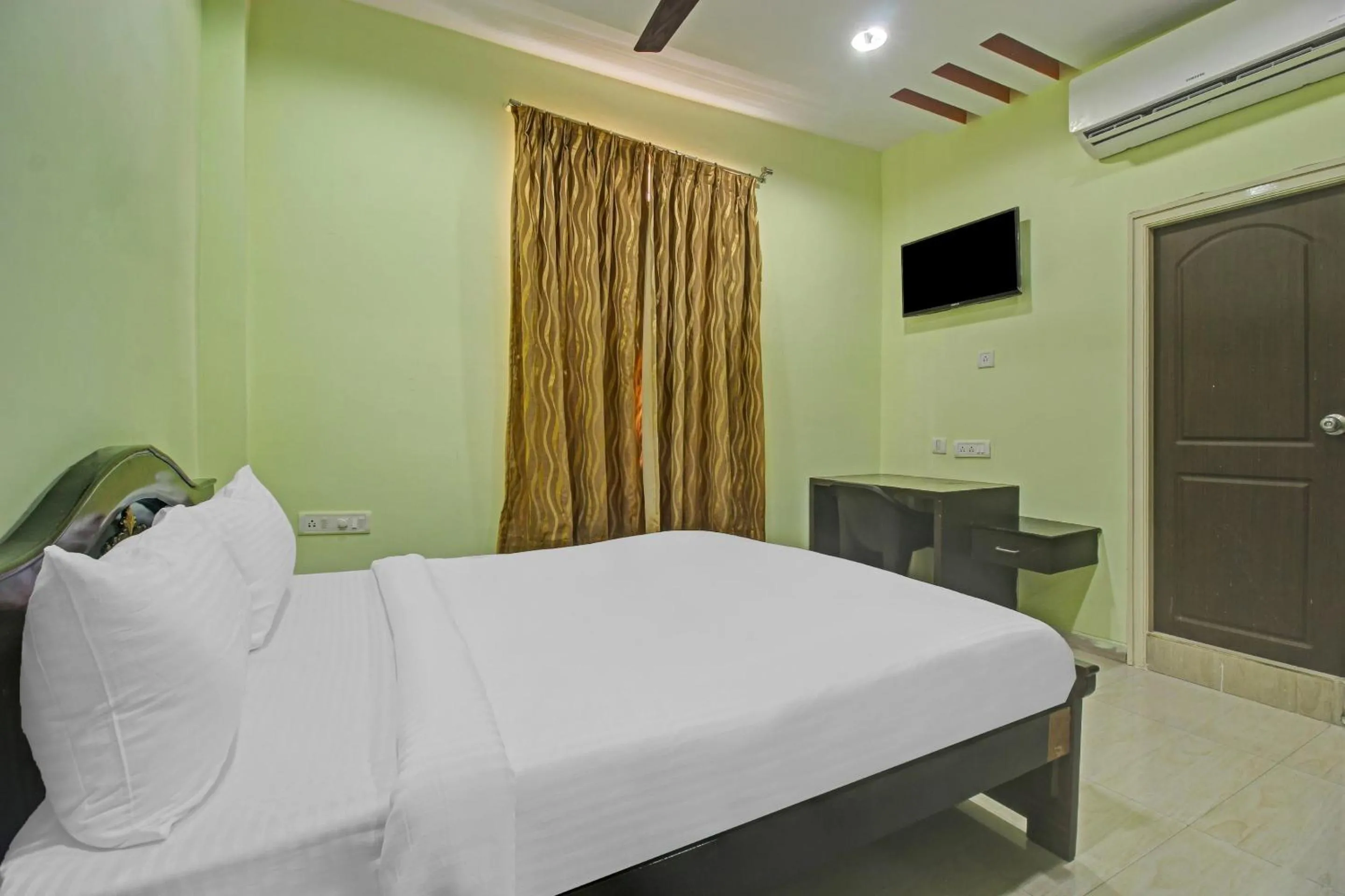 Bedroom, Bed in Hotel O Sri Residency Near Hyderabad Central