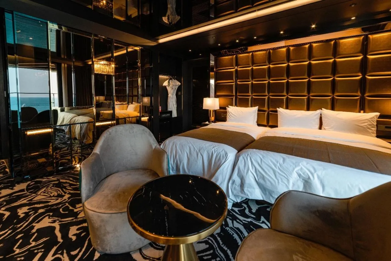 Bed in Best Louis Hamilton Hotel Ocean Terrace