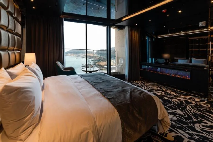 Bed in Best Louis Hamilton Hotel Ocean Terrace