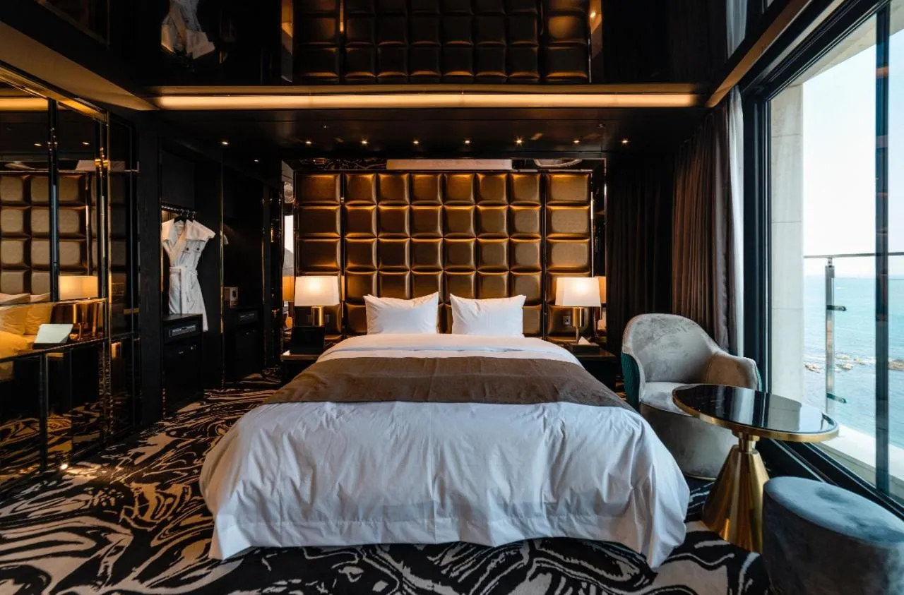 Bed in Best Louis Hamilton Hotel Ocean Terrace