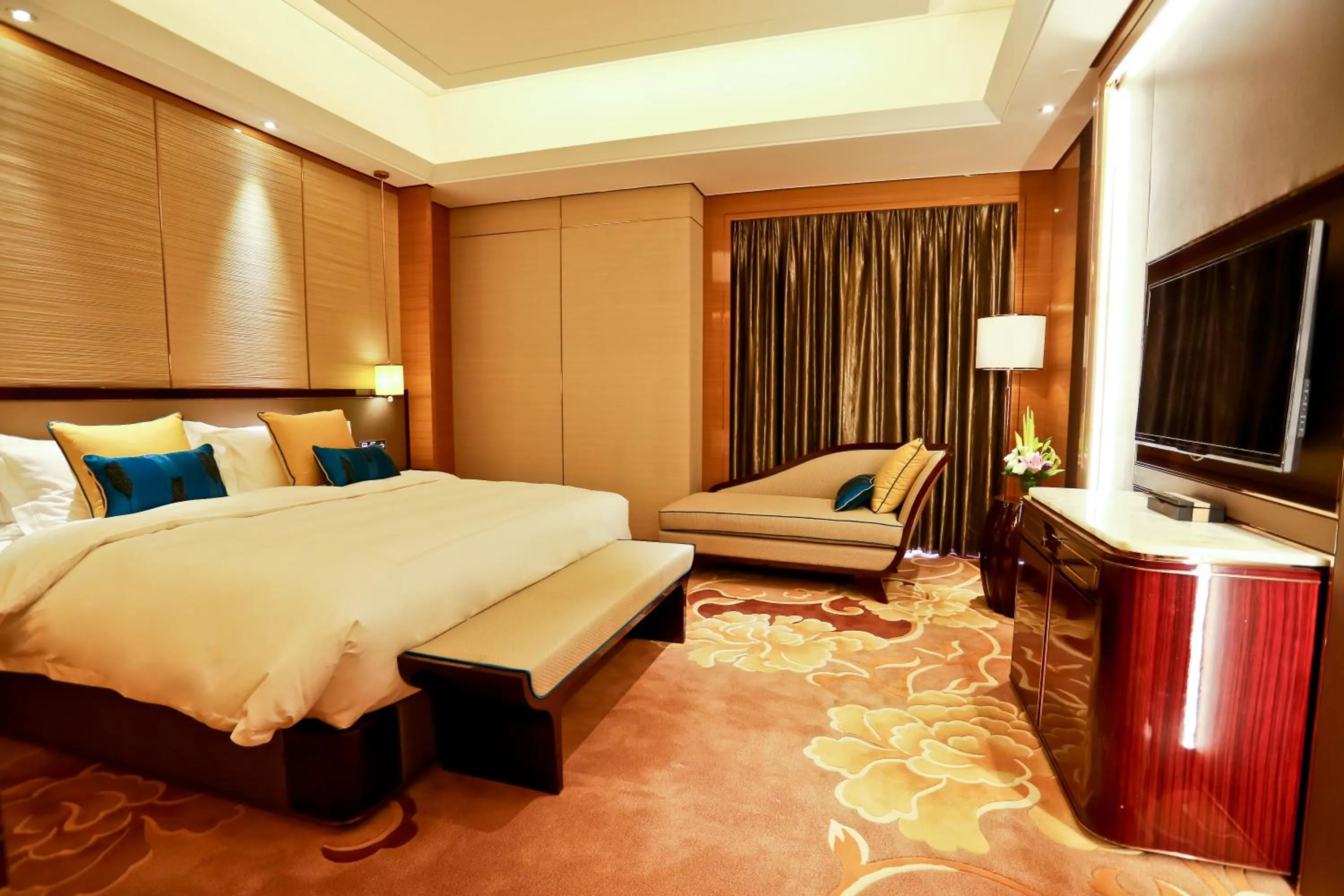 Photo of the whole room, Bed in JinJiang International Hotel Urumqi