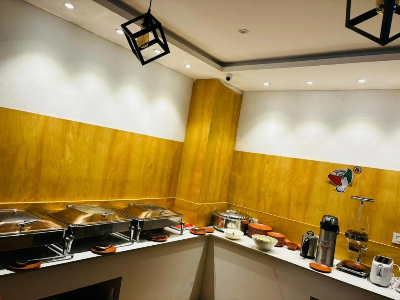 Restaurant/places to eat in Hotel Elite By Signature Group