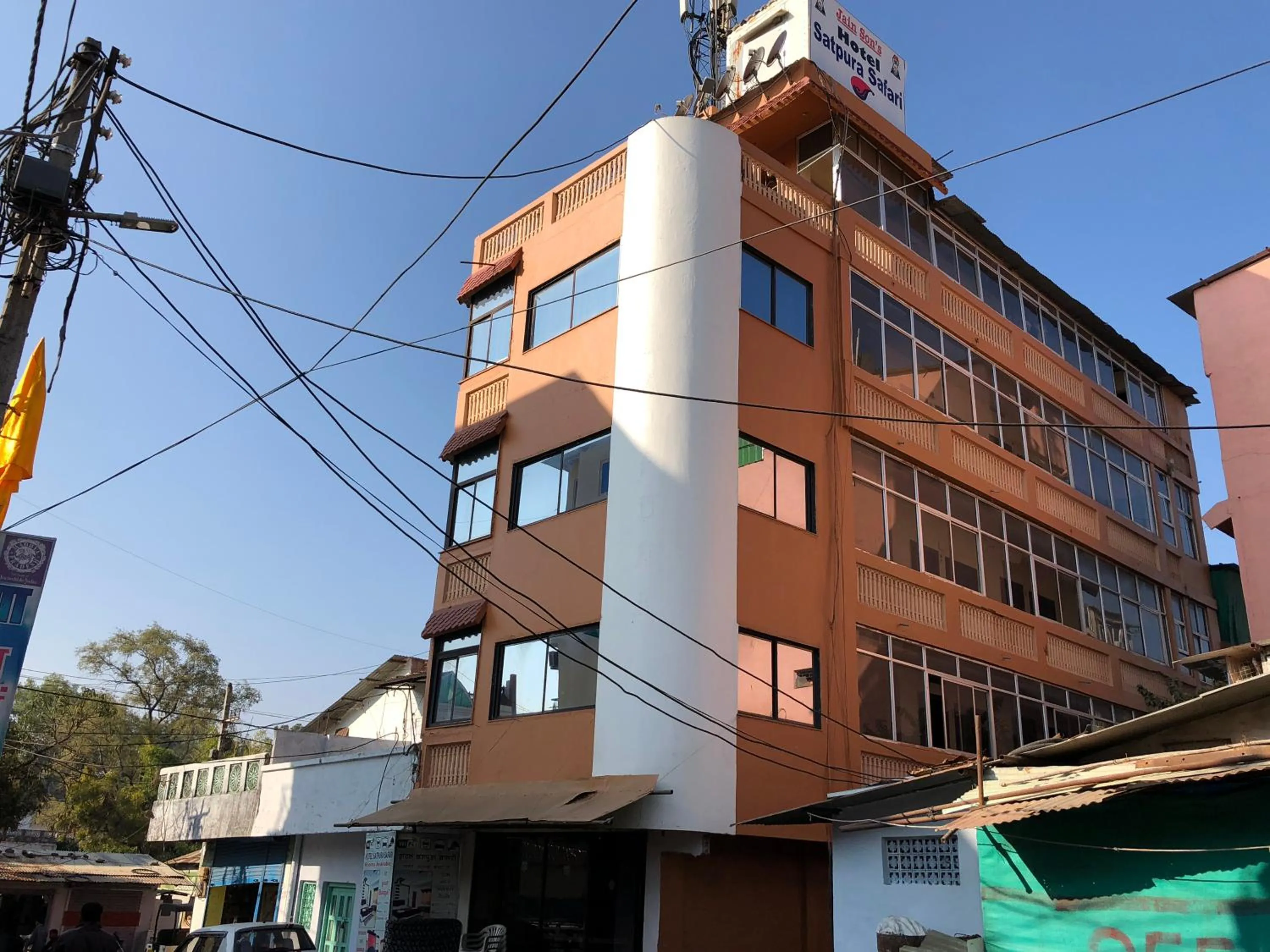 Property building in Hotel Satpura Safari