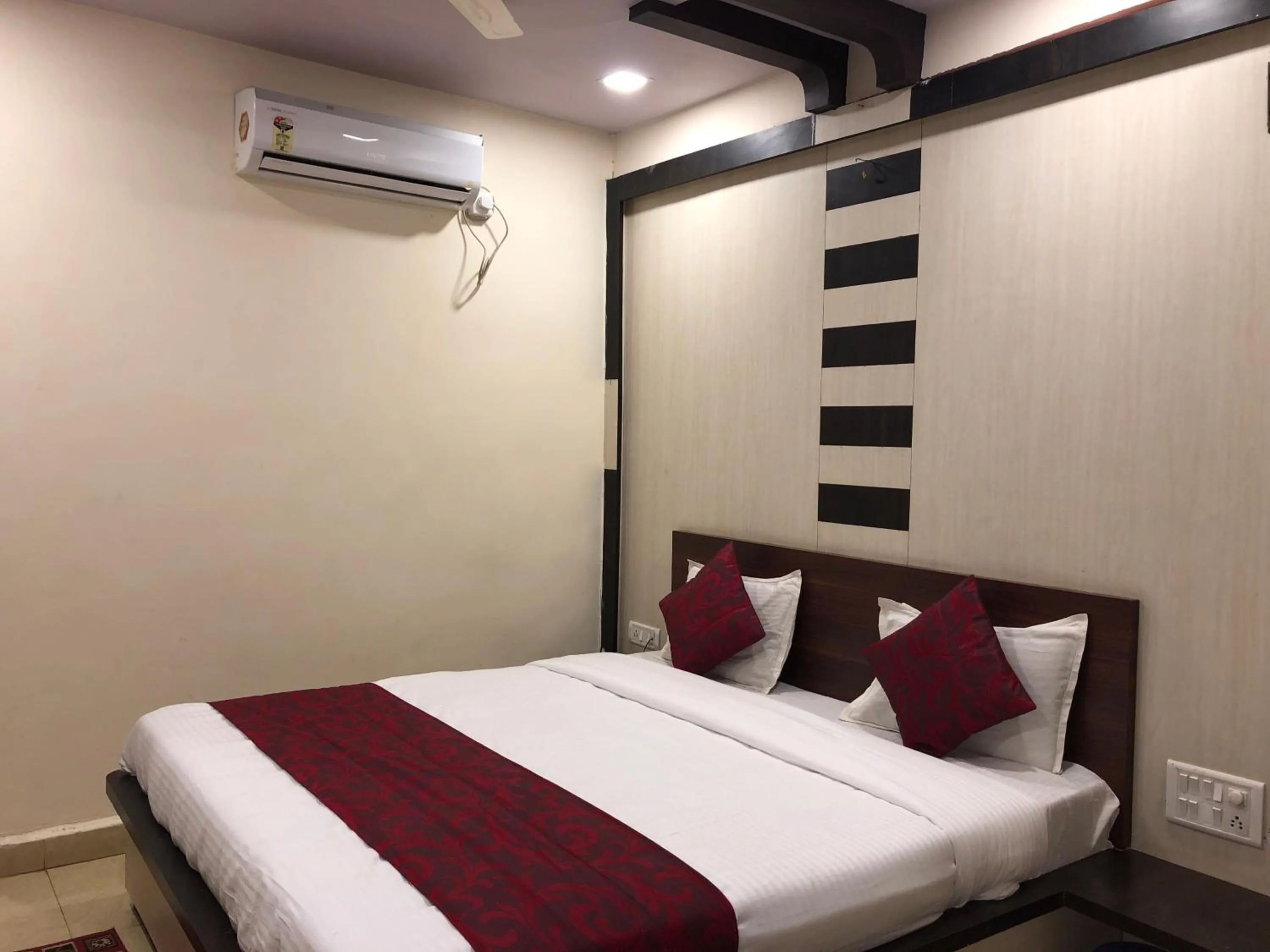 View (from property/room), Bed in Hotel Satpura Safari