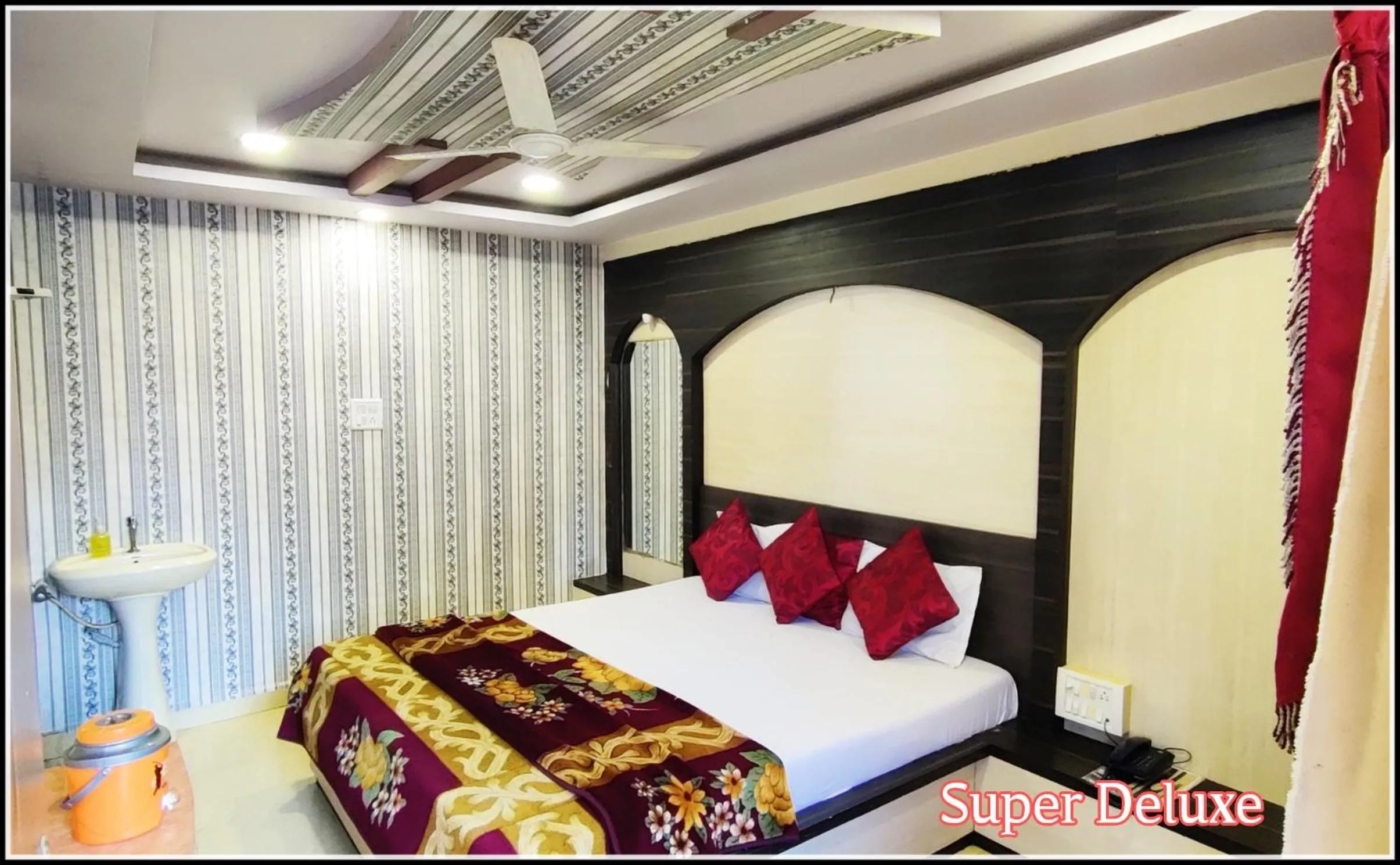 Photo of the whole room, Bed in Hotel Satpura Safari