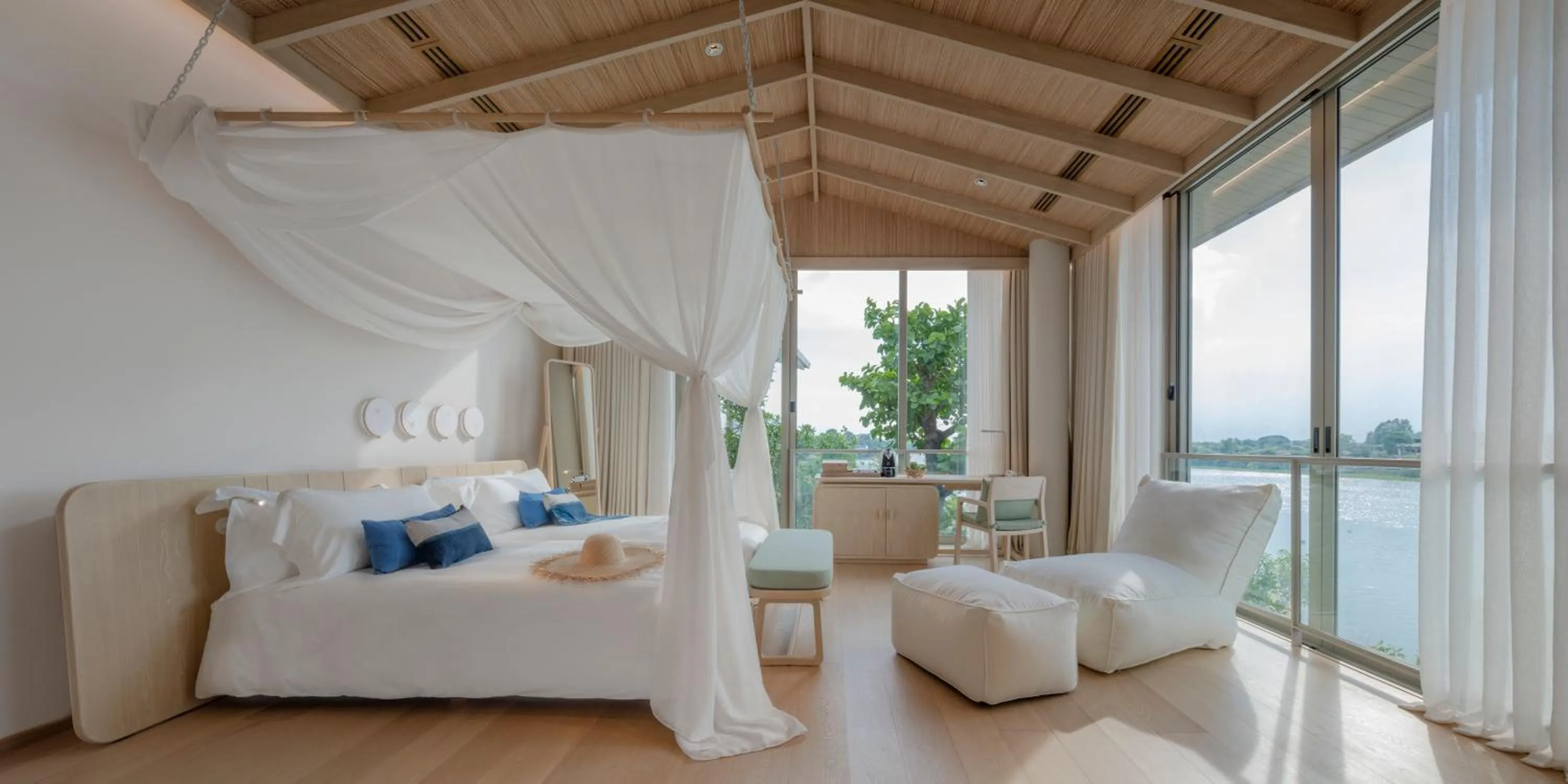 Bedroom, Bed in Sala Bang Pa-In