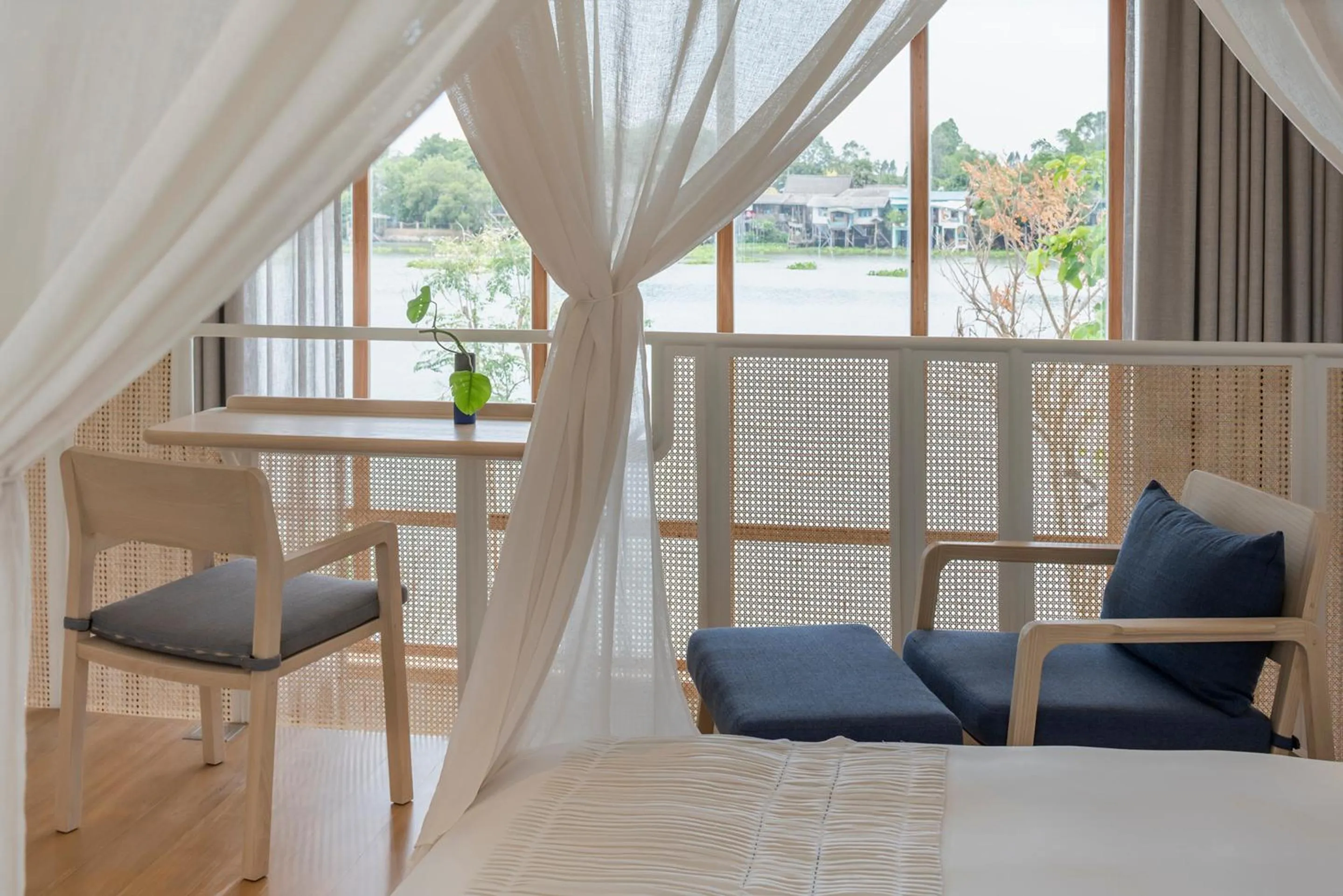 Living room, Bed in Sala Bang Pa-In