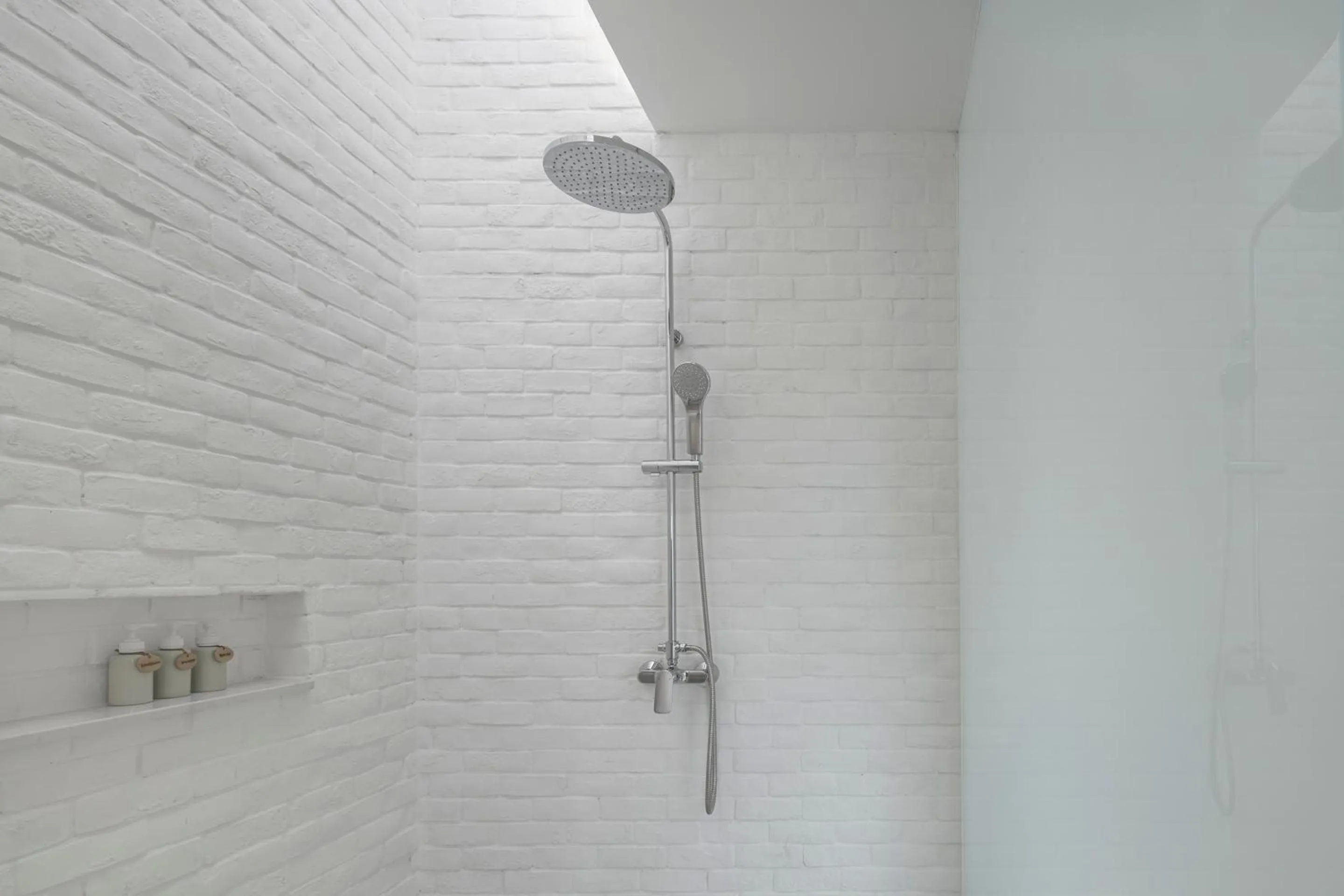 Shower in Sala Bang Pa-In