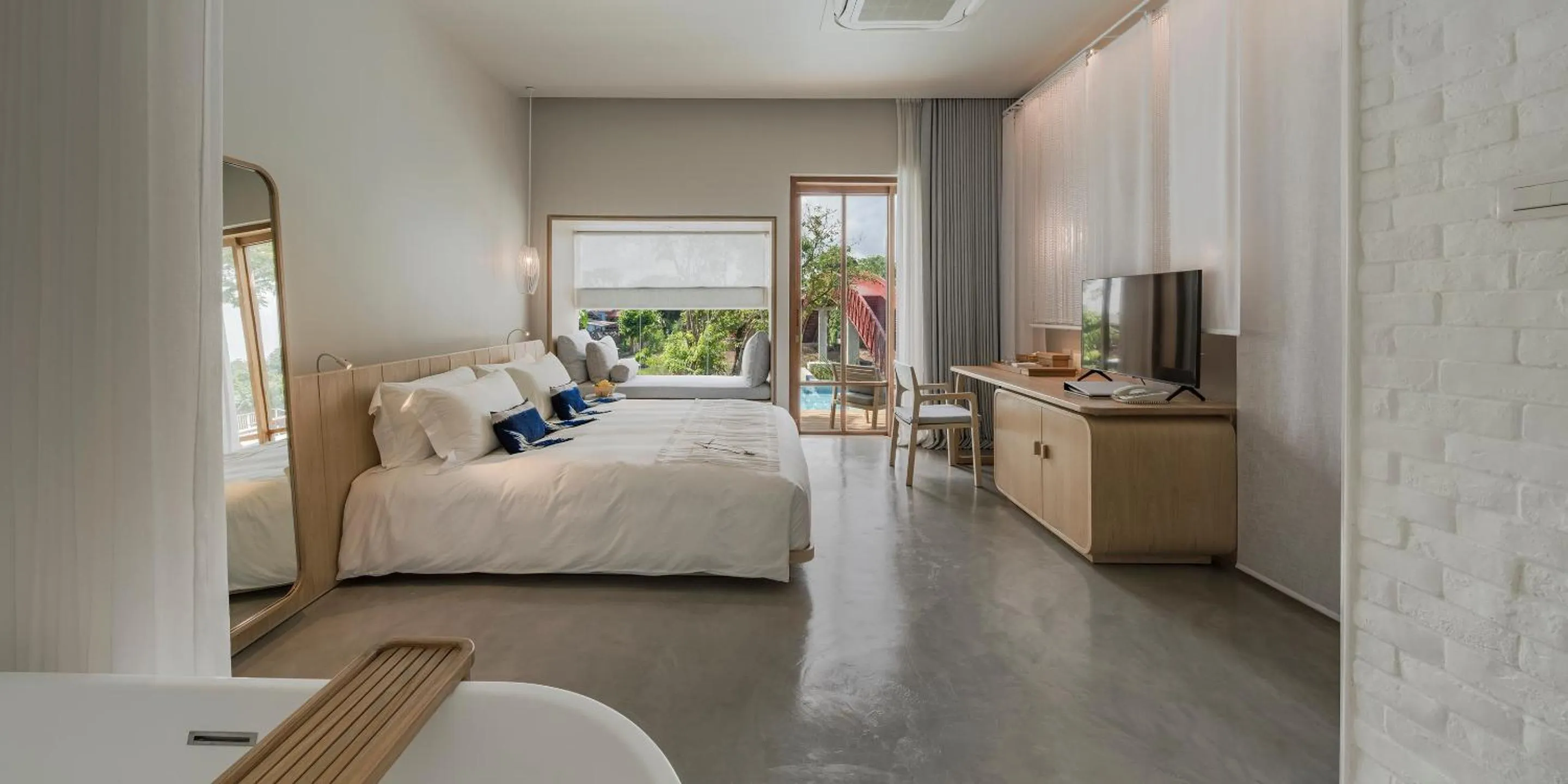 Photo of the whole room, Bed in Sala Bang Pa-In