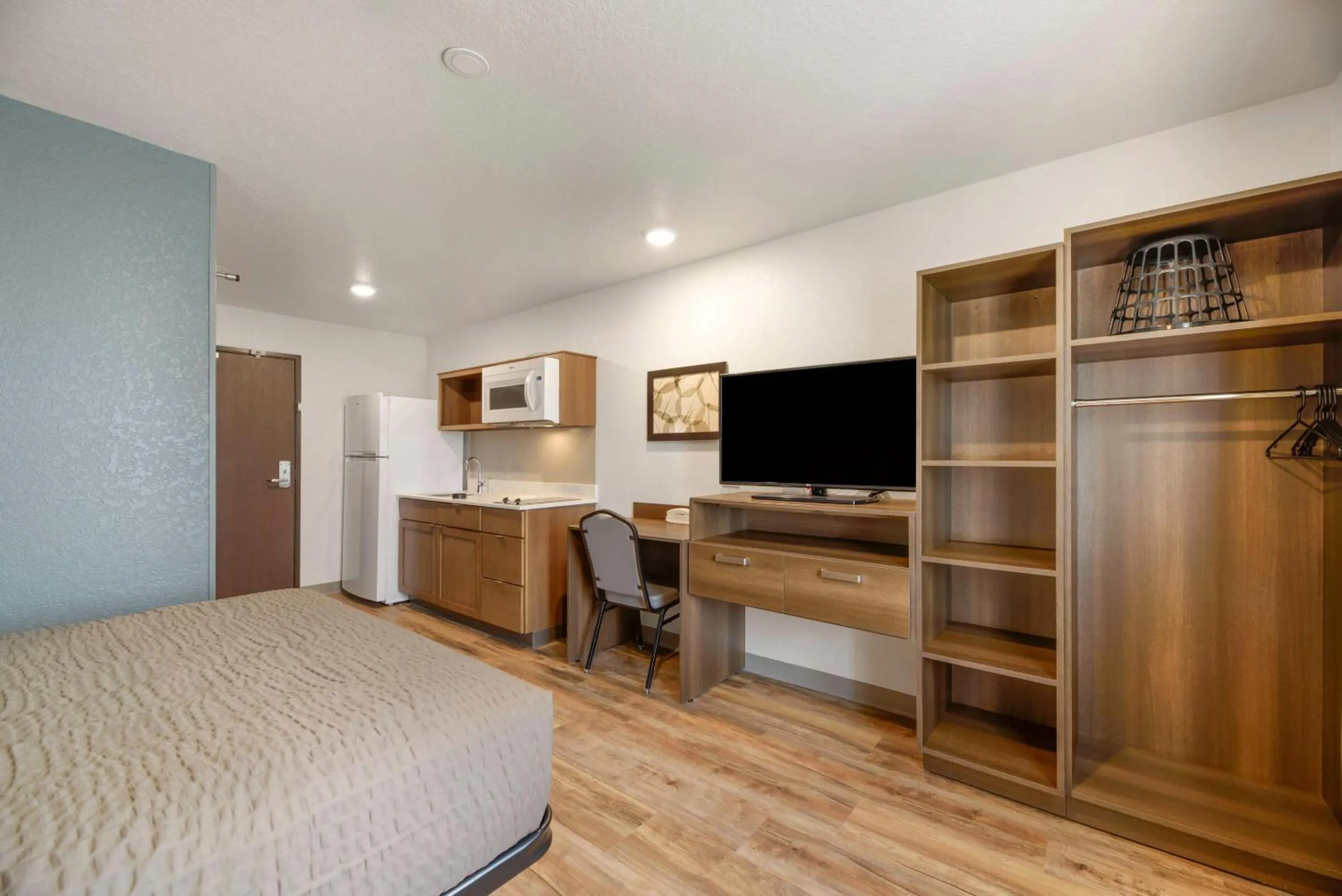 Bedroom, Bed in WoodSpring Suites Orlando I-4 & Convention Center